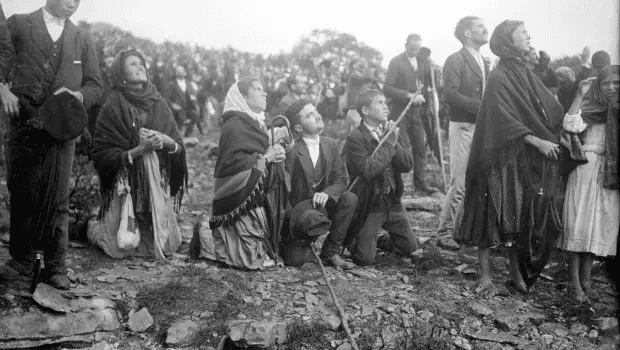 La foule à genoux contemplant le miracle du soleil — gros plan