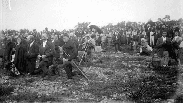 La foule de la Cova da Iria, second angle, attendant le miracle annoncé