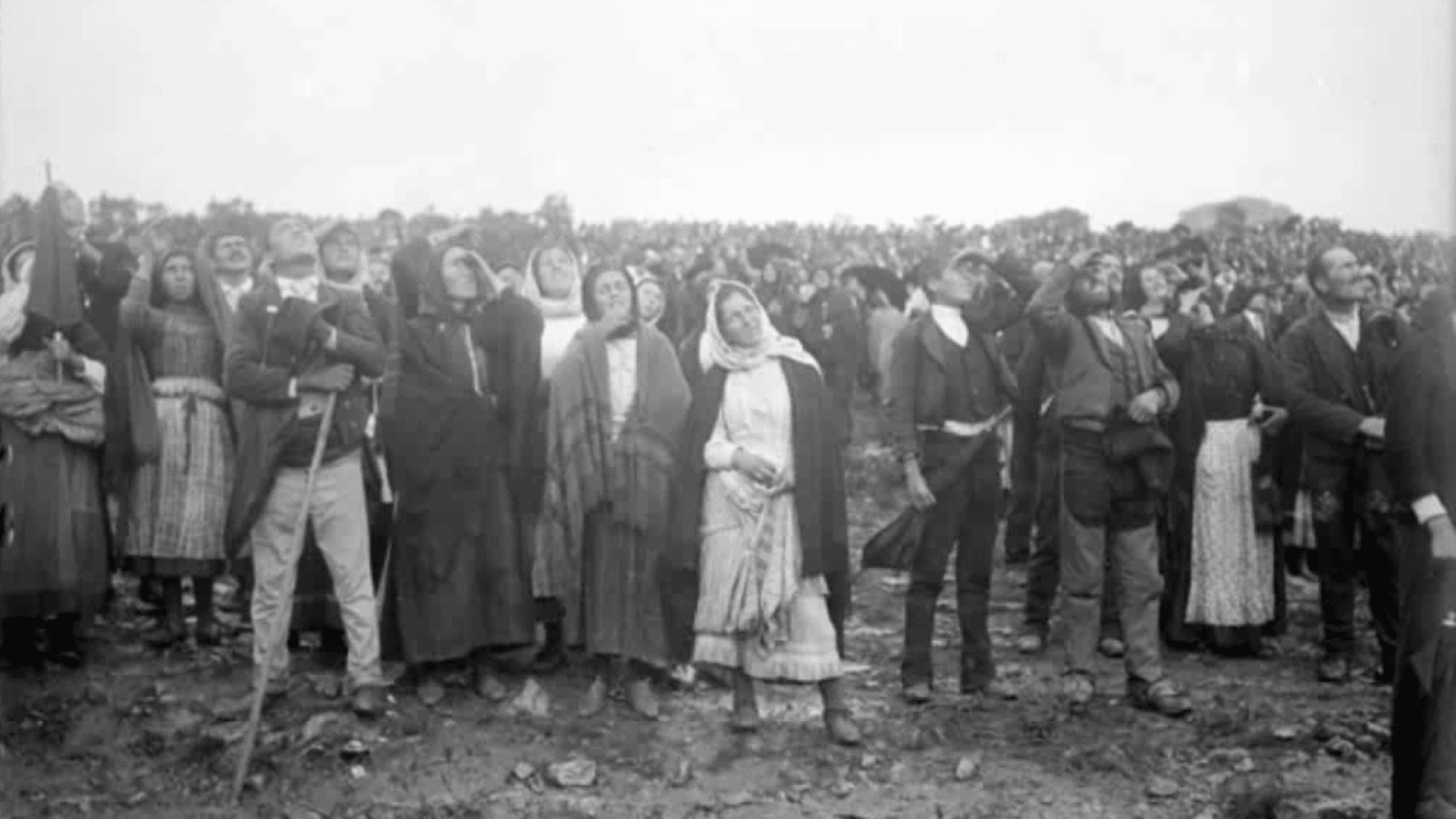 La foule de la Cova da Iria contemplant le miracle du soleil le 13 octobre 1917
