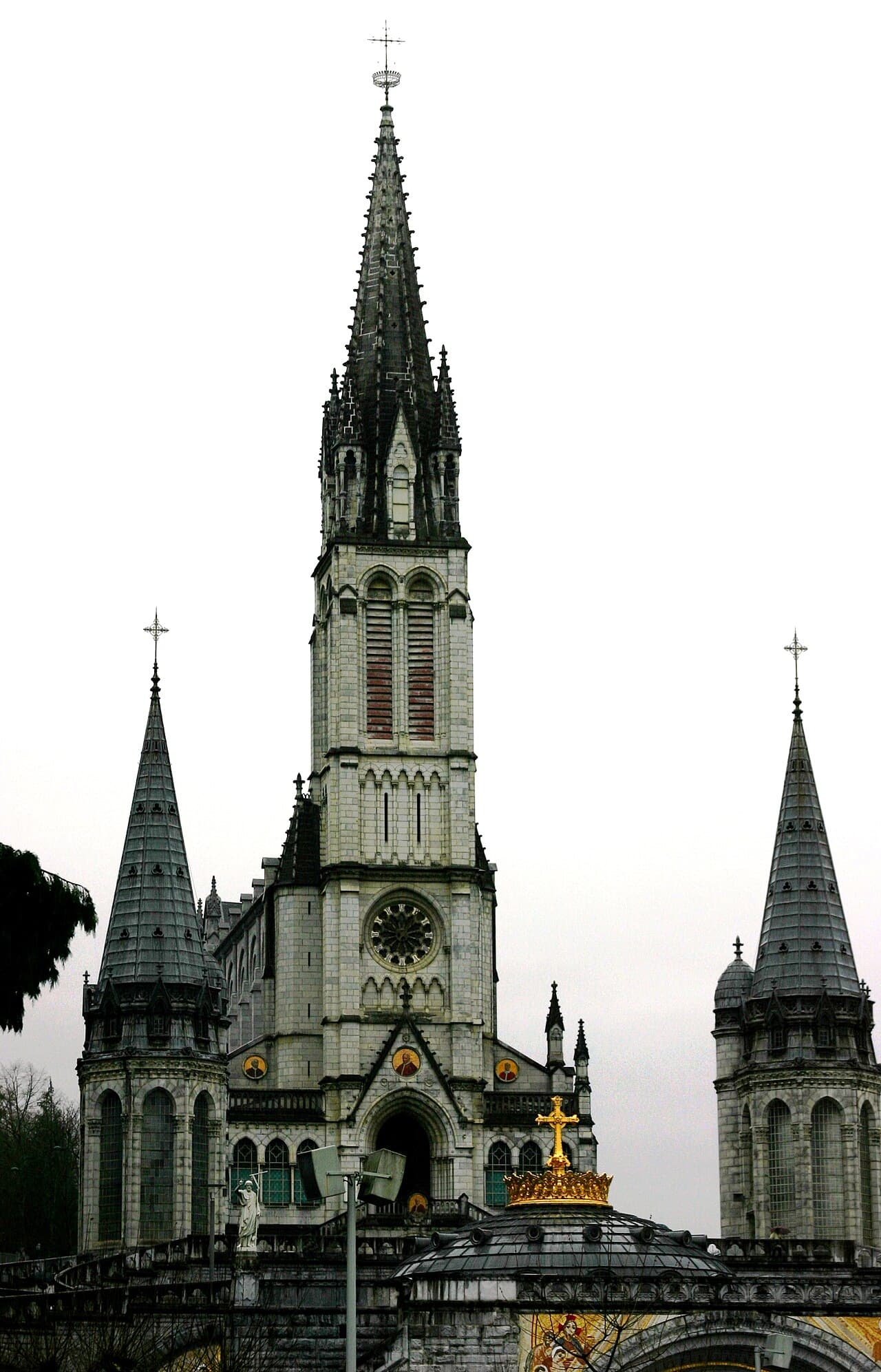 Façade et clocher de la basilique de l’Immaculée Conception à Lourdes