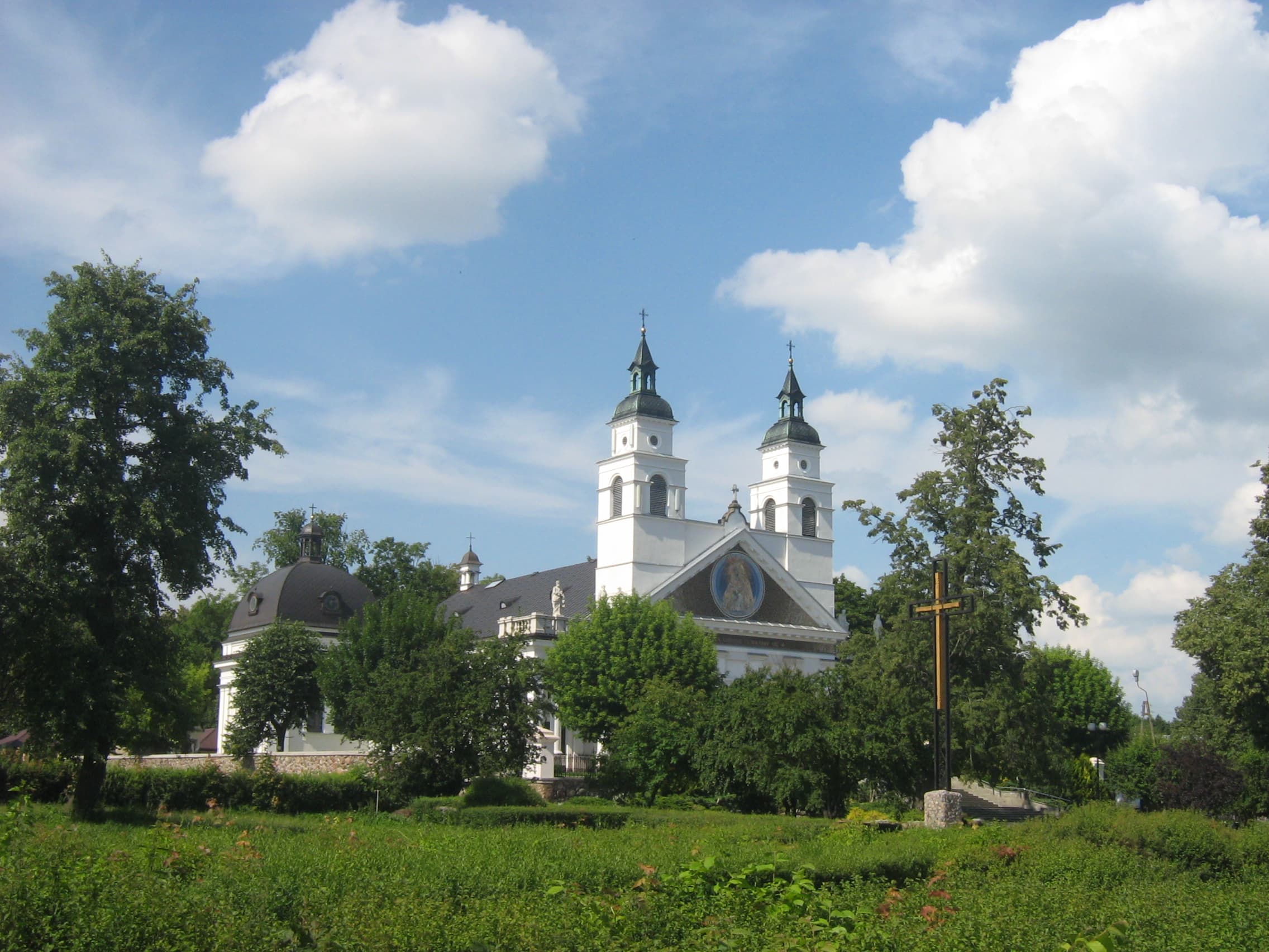 Façade blanche de l’église Saint-Antoine-de-Padoue de Sokółka, photographiée en 2009