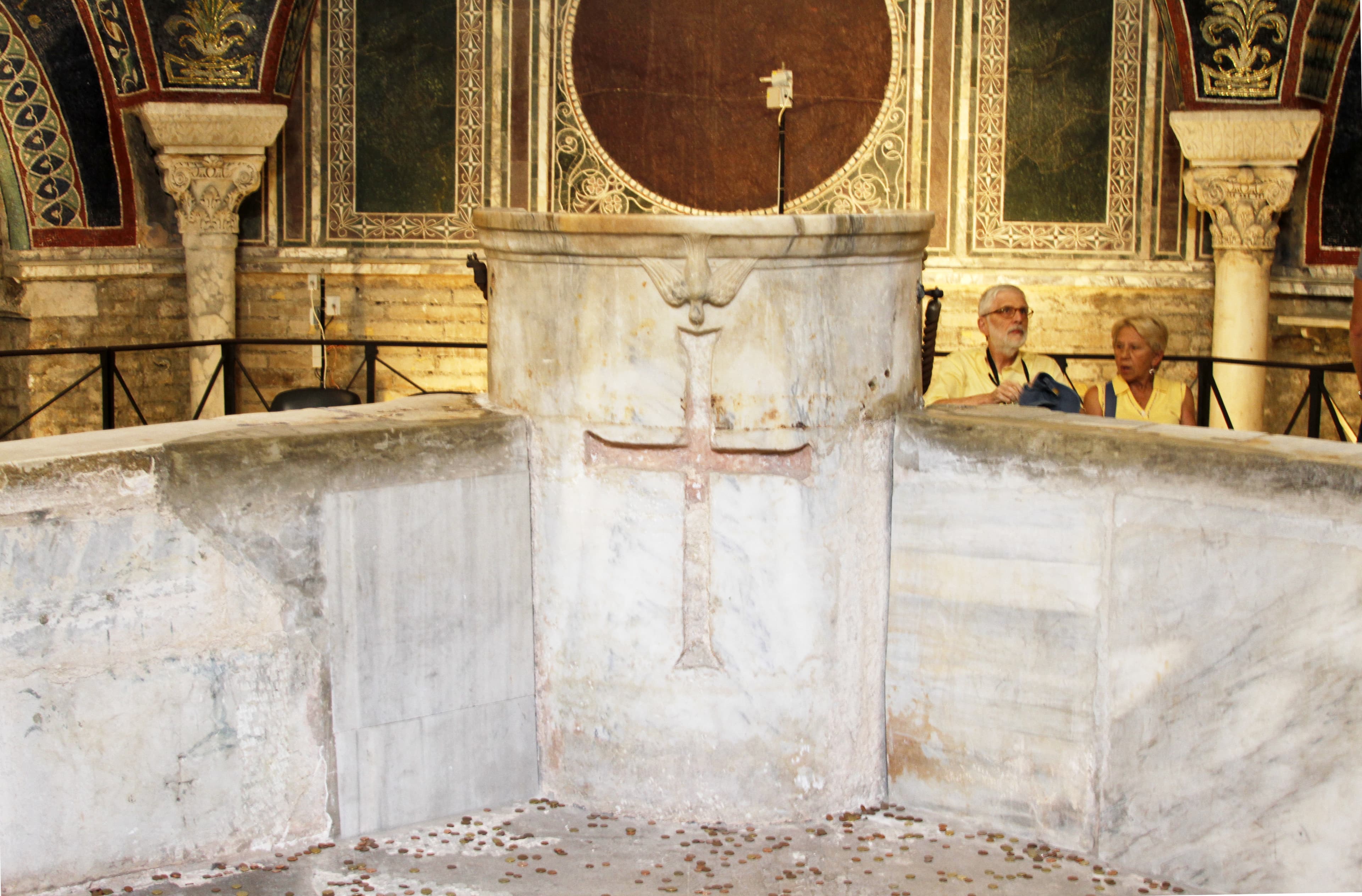 Vue actuelle de la cuve baptismale du baptistère néonien à Ravenne