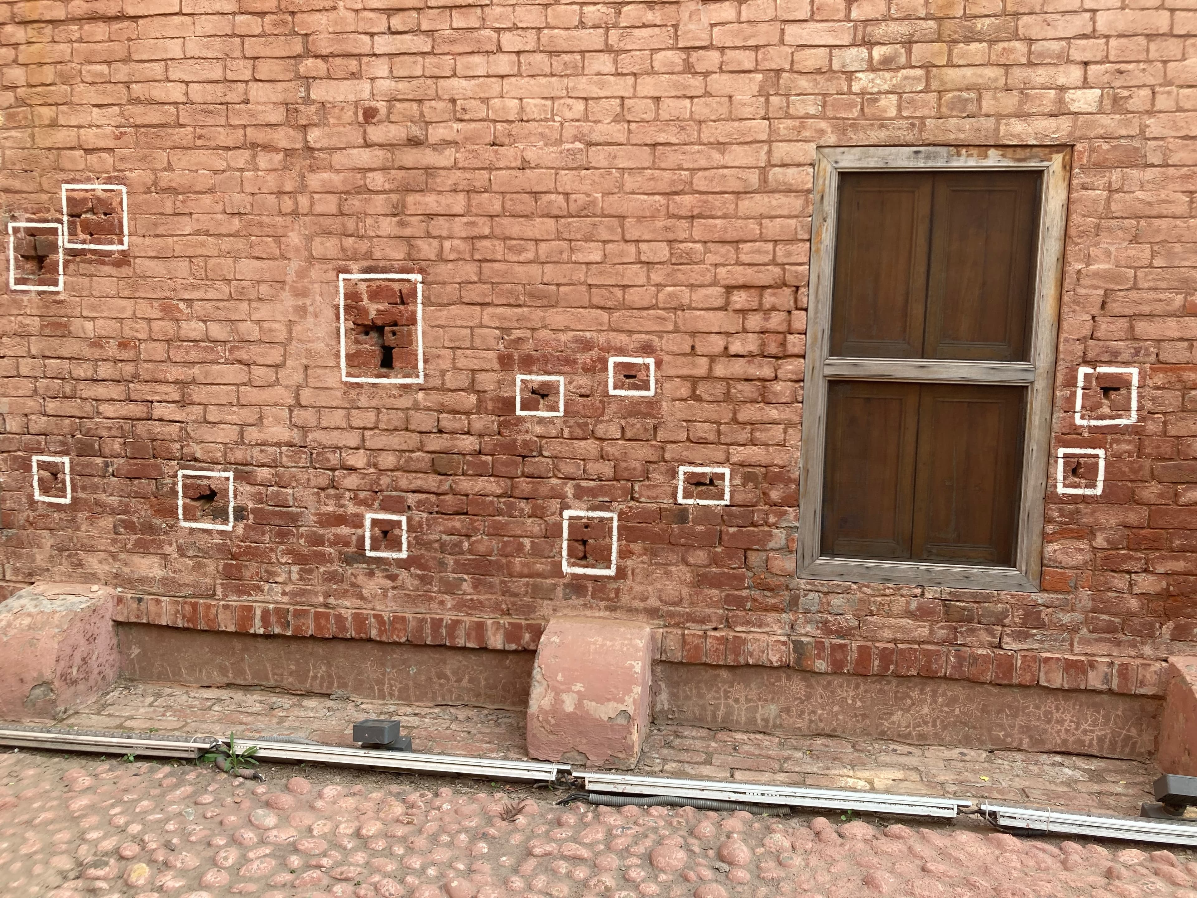 Fori di proiettile conservati in un muro del memoriale di Jallianwala Bagh