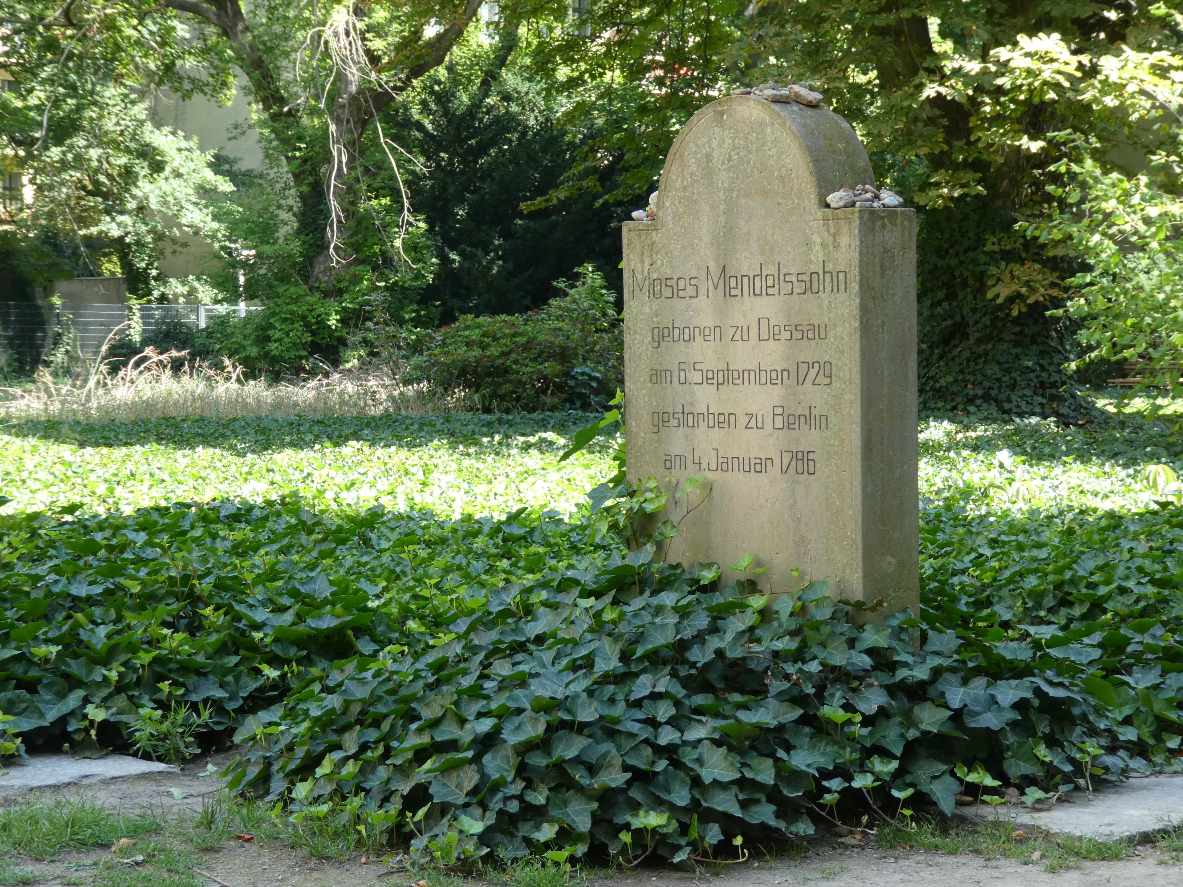 Lápida de Moses Mendelssohn en el Antiguo Cementerio Judío de la Große Hamburger Straße, Berlín