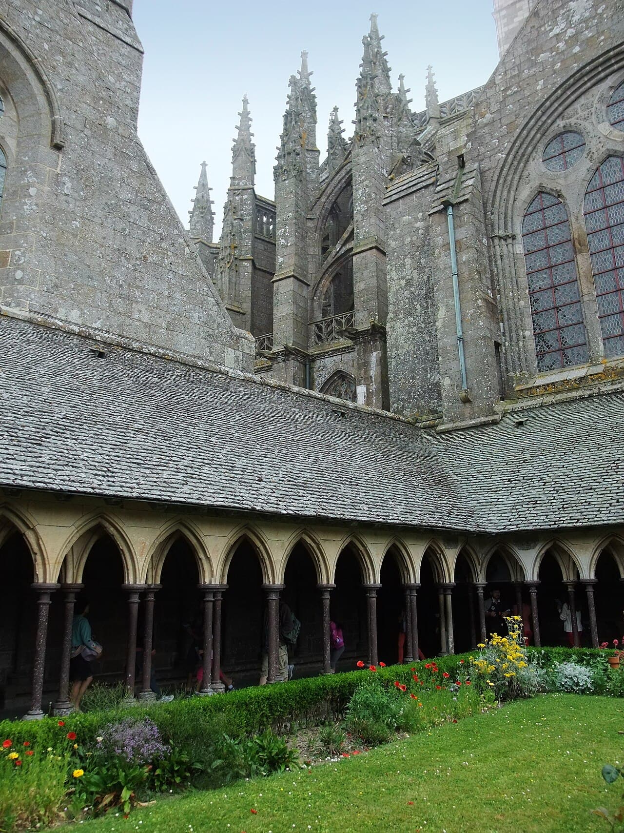 O claustro da abadia do Mont-Saint-Michel e as suas colunetas em quincôncio