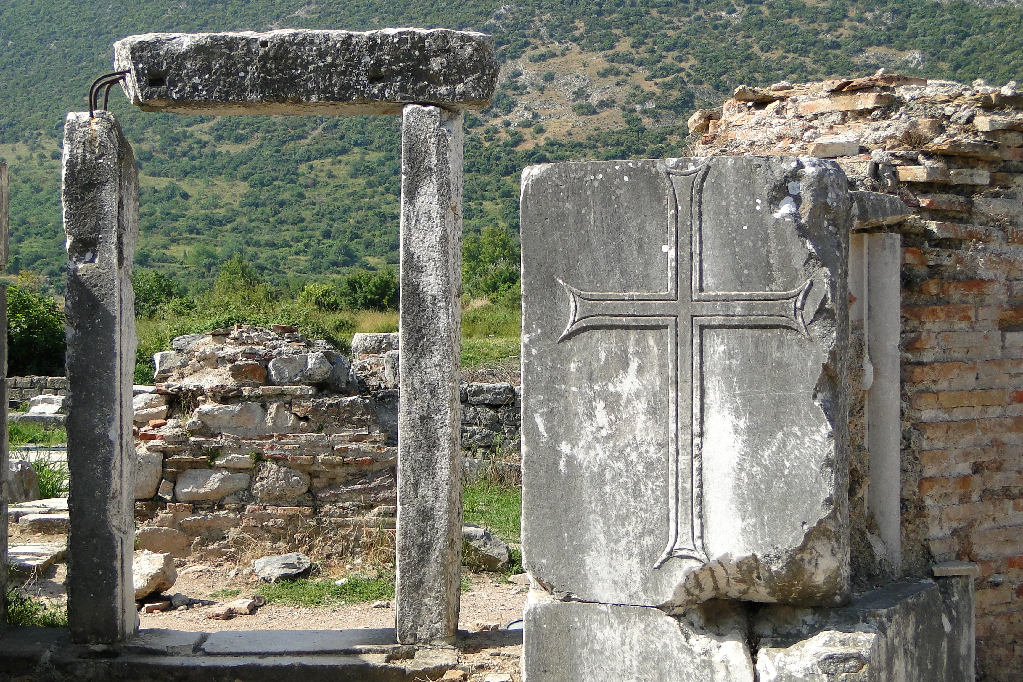 Vestiges de l’église de Marie à Éphèse, avec une croix sculptée