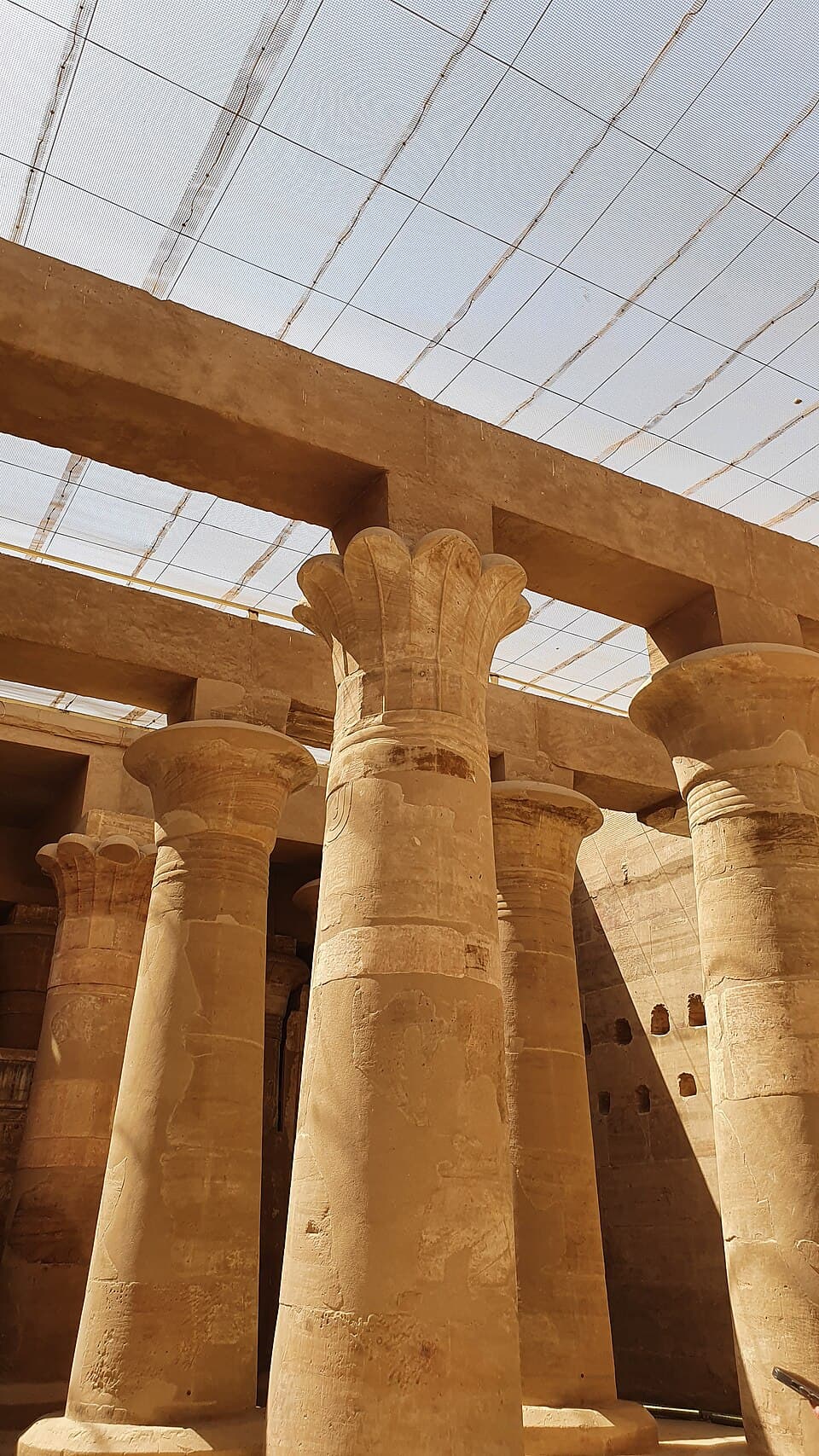 Colonnes du temple d'Hibis dans l'oasis de Kharga, lieu associé à l'exil final de Nestorius