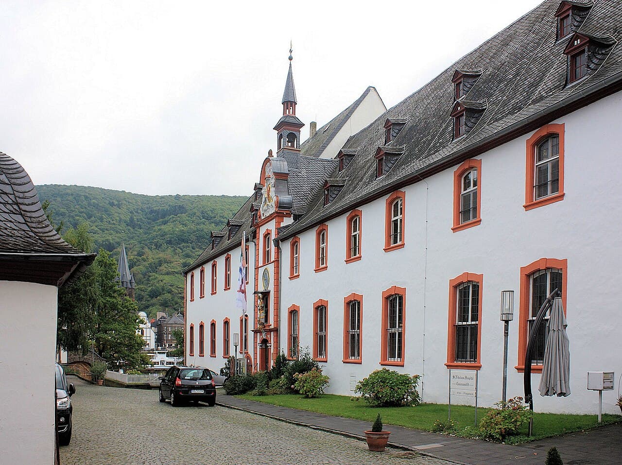 Facciata dello St. Nikolaus-Hospital, il Cusanusstift fondato da Nicola Cusano a Bernkastel-Kues.