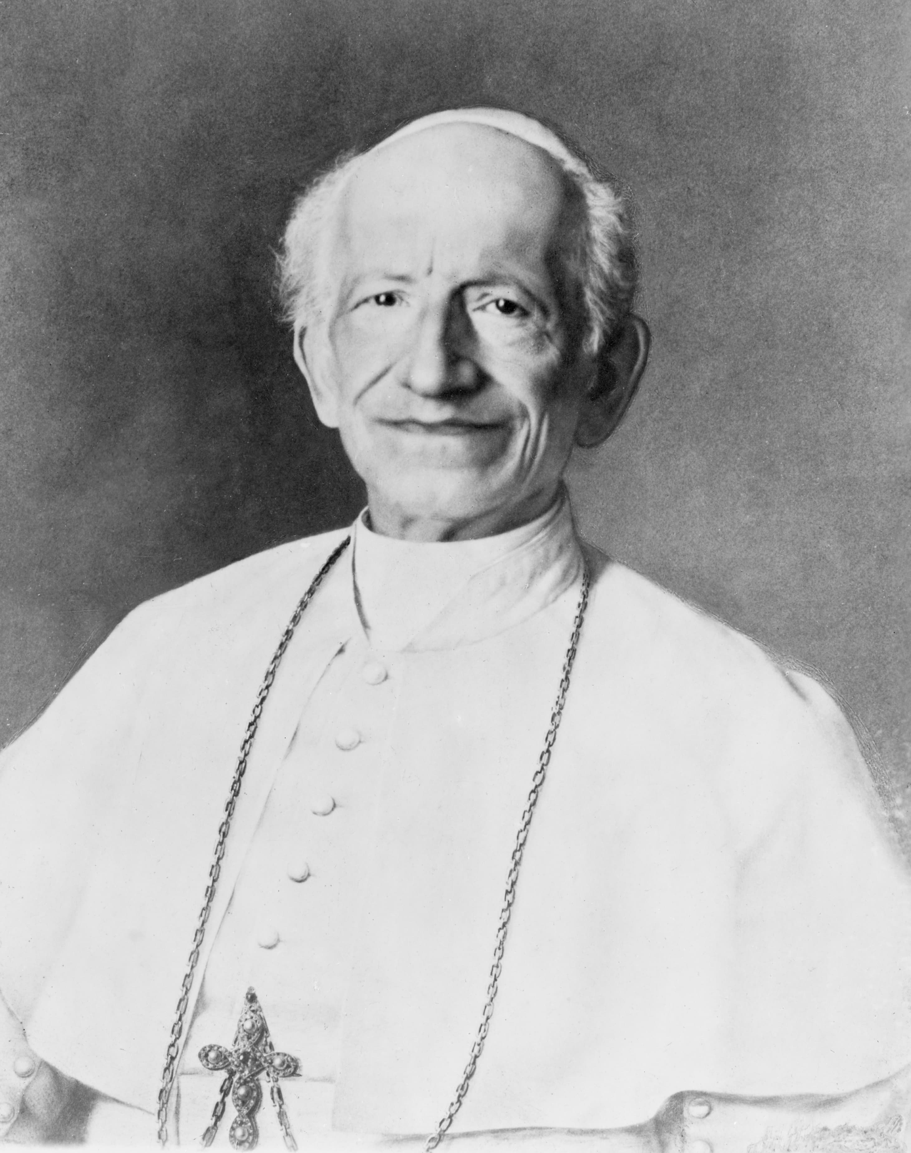 Portrait photographique du pape Léon XIII vers 1898, auteur de la constitution apostolique Officiorum ac Munerum