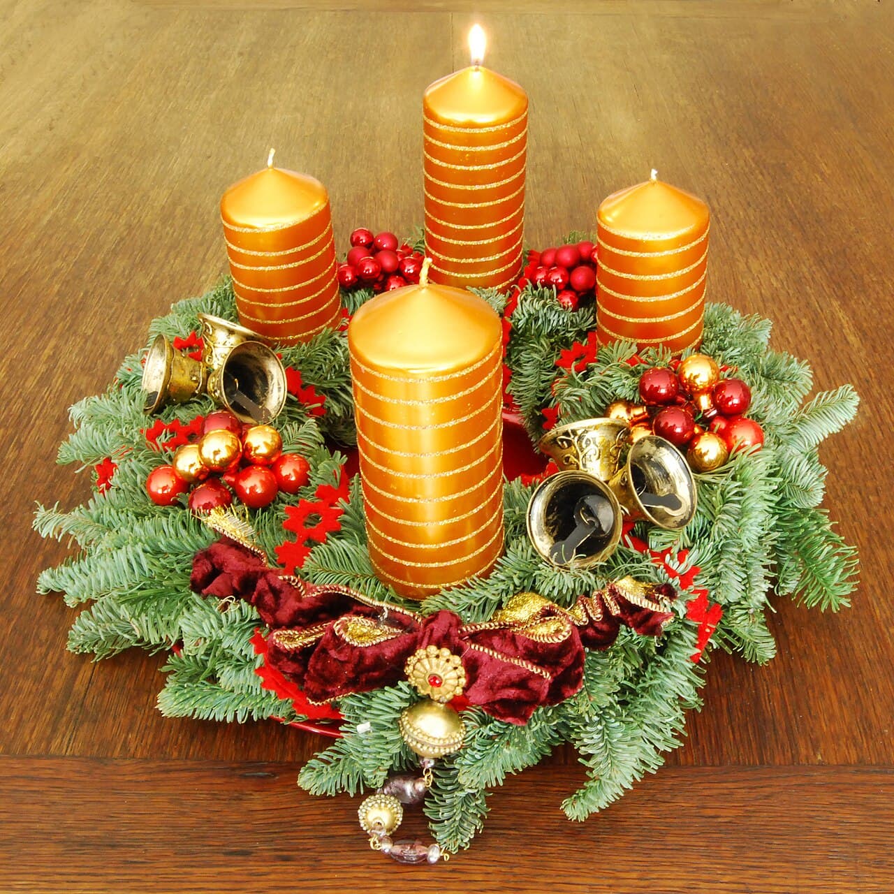 Adventskranz mit einer brennenden Kerze am ersten Adventssonntag