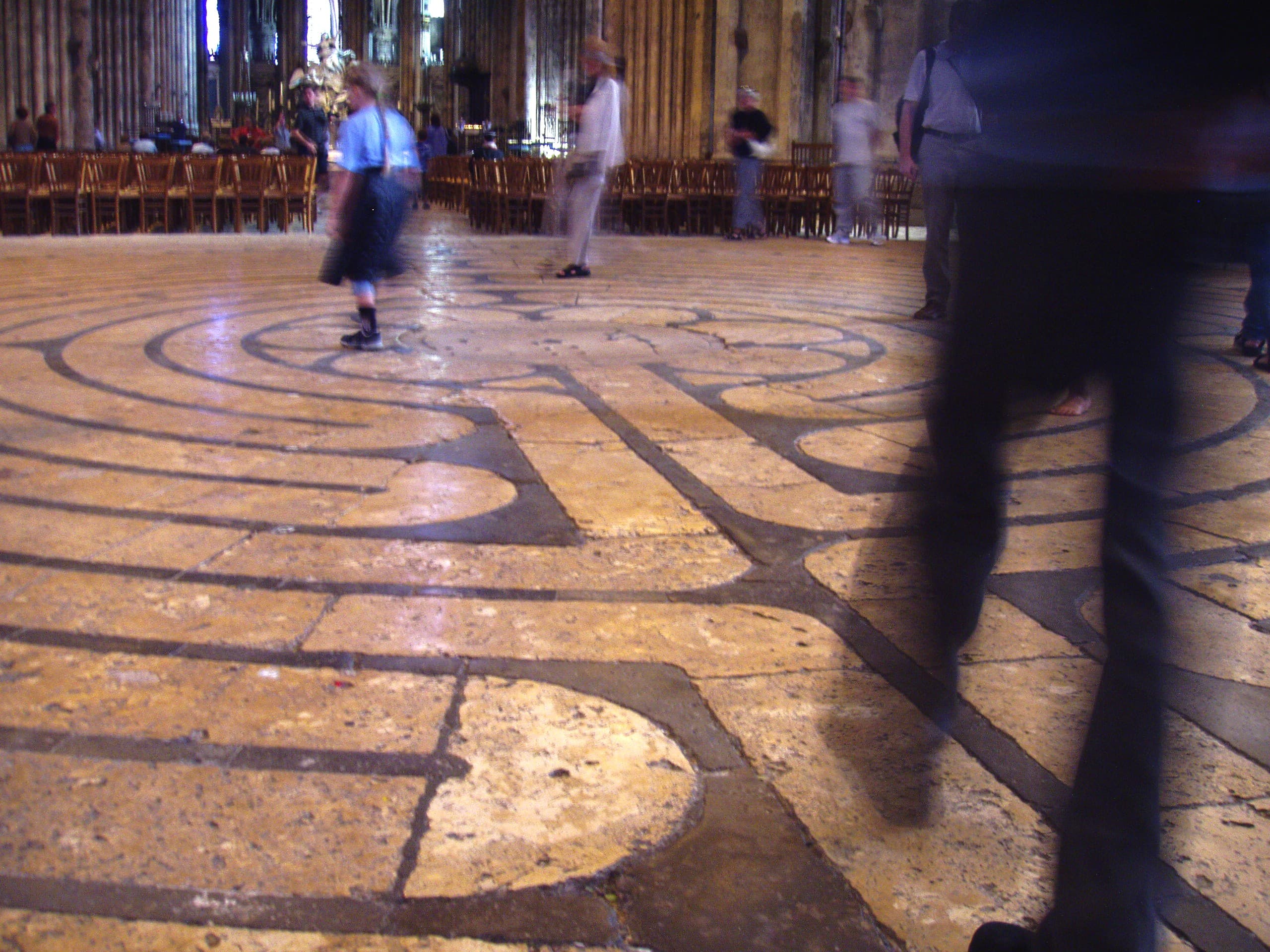 Peregrinos no labirinto da nave da catedral de Chartres