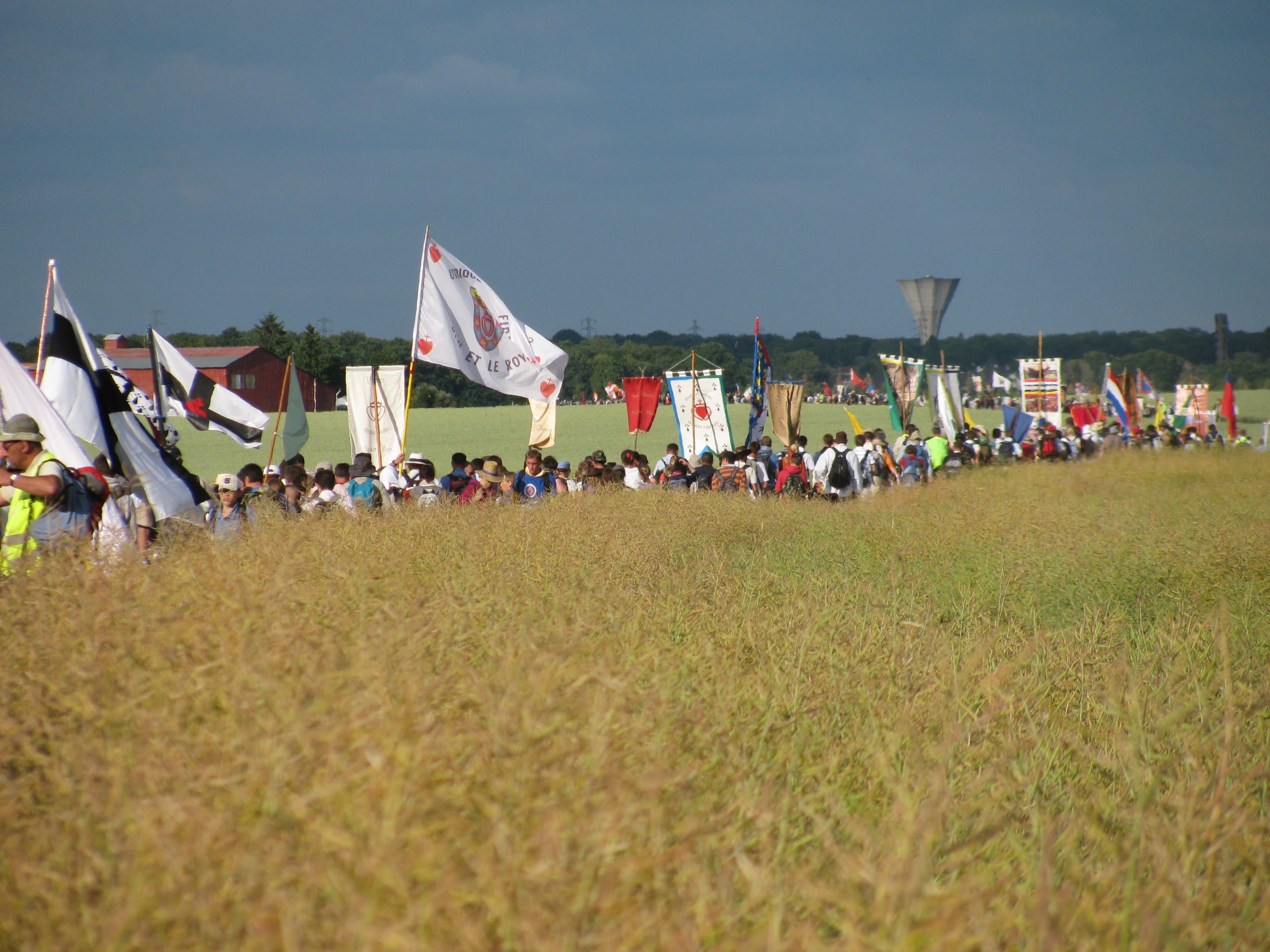 Peregrinos a pé no caminho de Paris para Chartres no Pentecostes de 2011