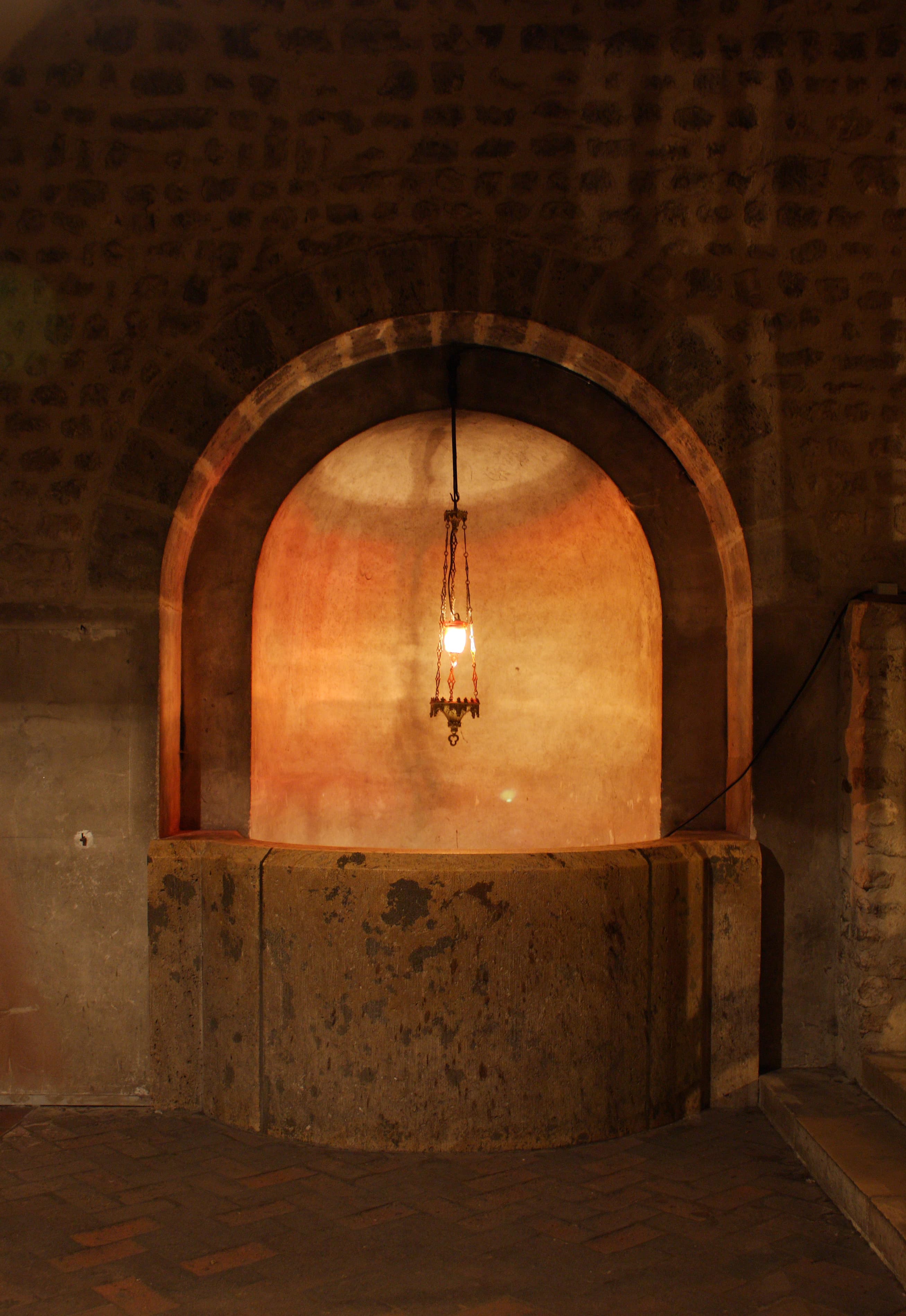Poço dos Santos-Fortes na cripta da catedral de Chartres