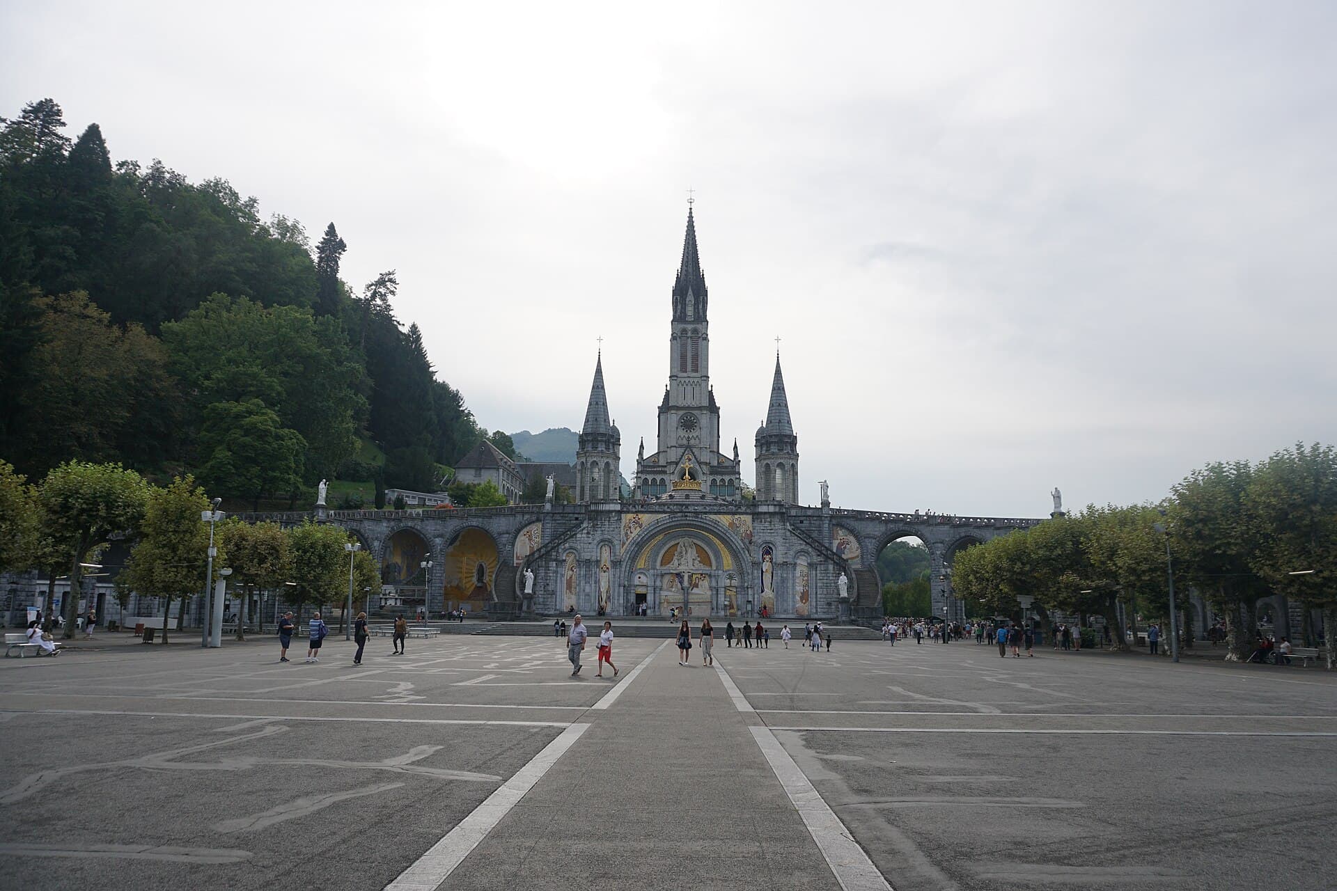 Basilika Unserer Lieben Frau vom Rosenkranz, gesehen von der Esplanade des Heiligtums von Lourdes