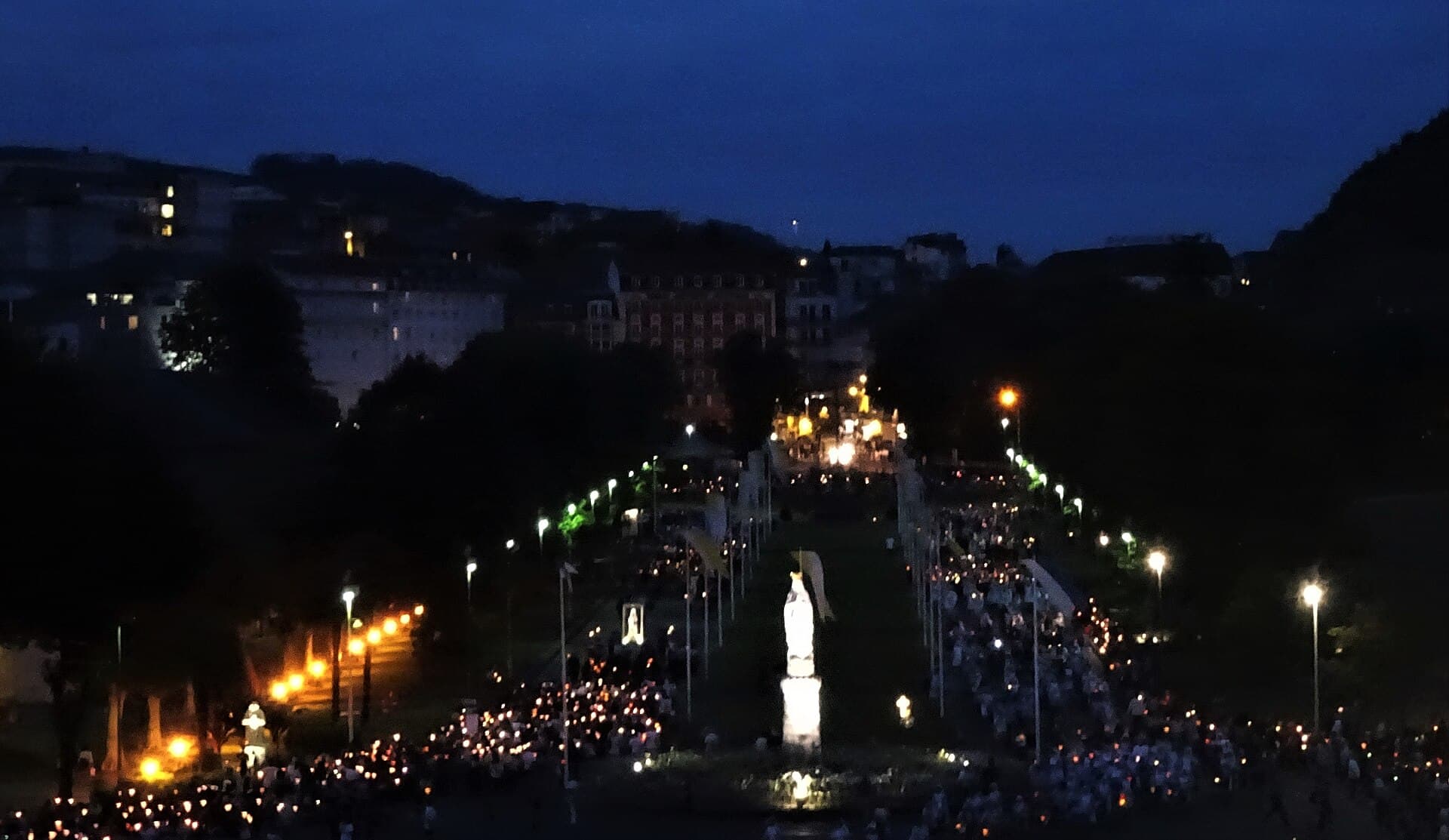 Marianische Fackelprozession im Heiligtum von Lourdes bei Einbruch der Nacht