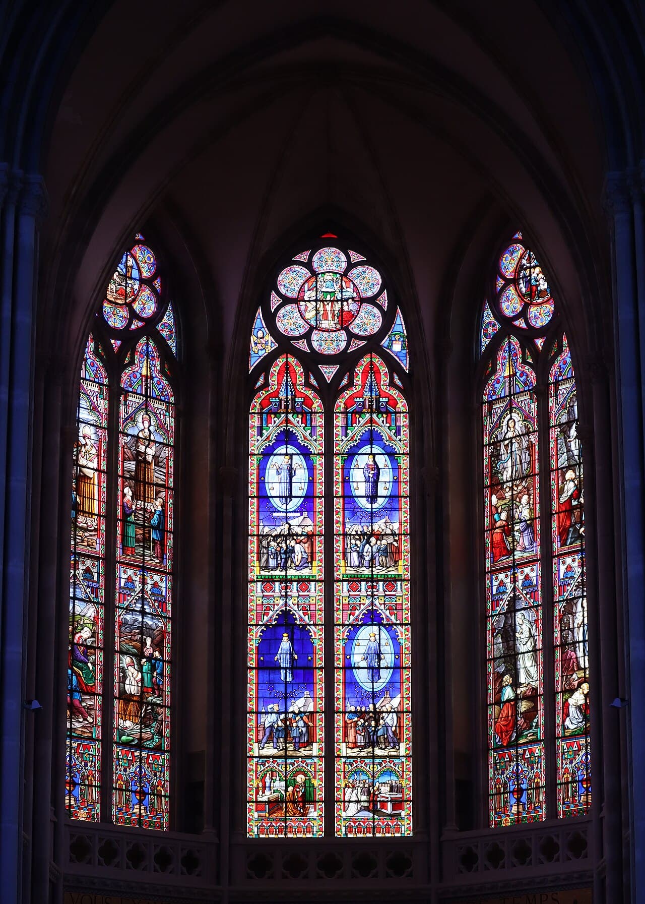 Glasfenster der Basilika Unserer Lieben Frau der Hoffnung mit der Erscheinung von Pontmain zwischen La Salette und Lourdes