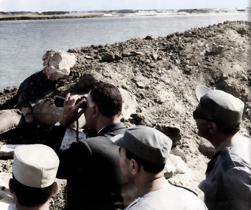 Gamal Abdel Nasser près du canal de Suez en novembre 1968, photographie colorisée