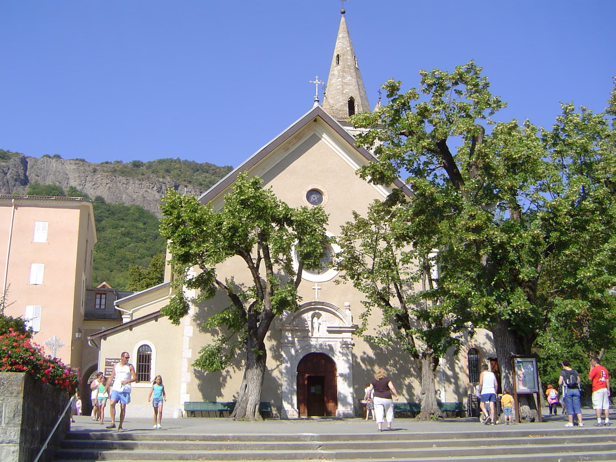 Façade et clocher de la basilique Notre-Dame du Laus
