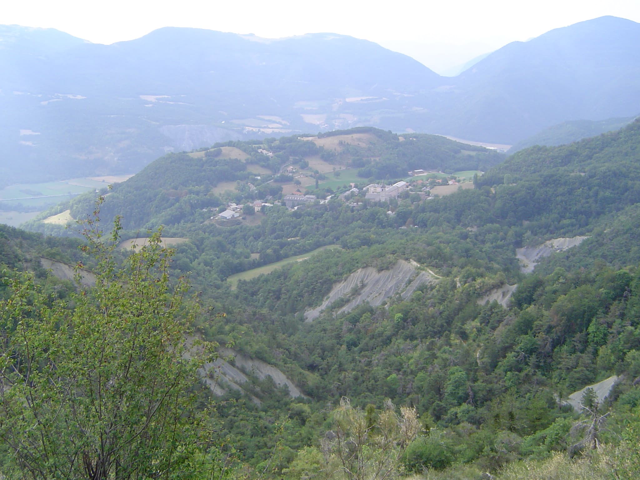 Le sanctuaire du Laus et son vallon vus depuis l’oratoire de l’Ange
