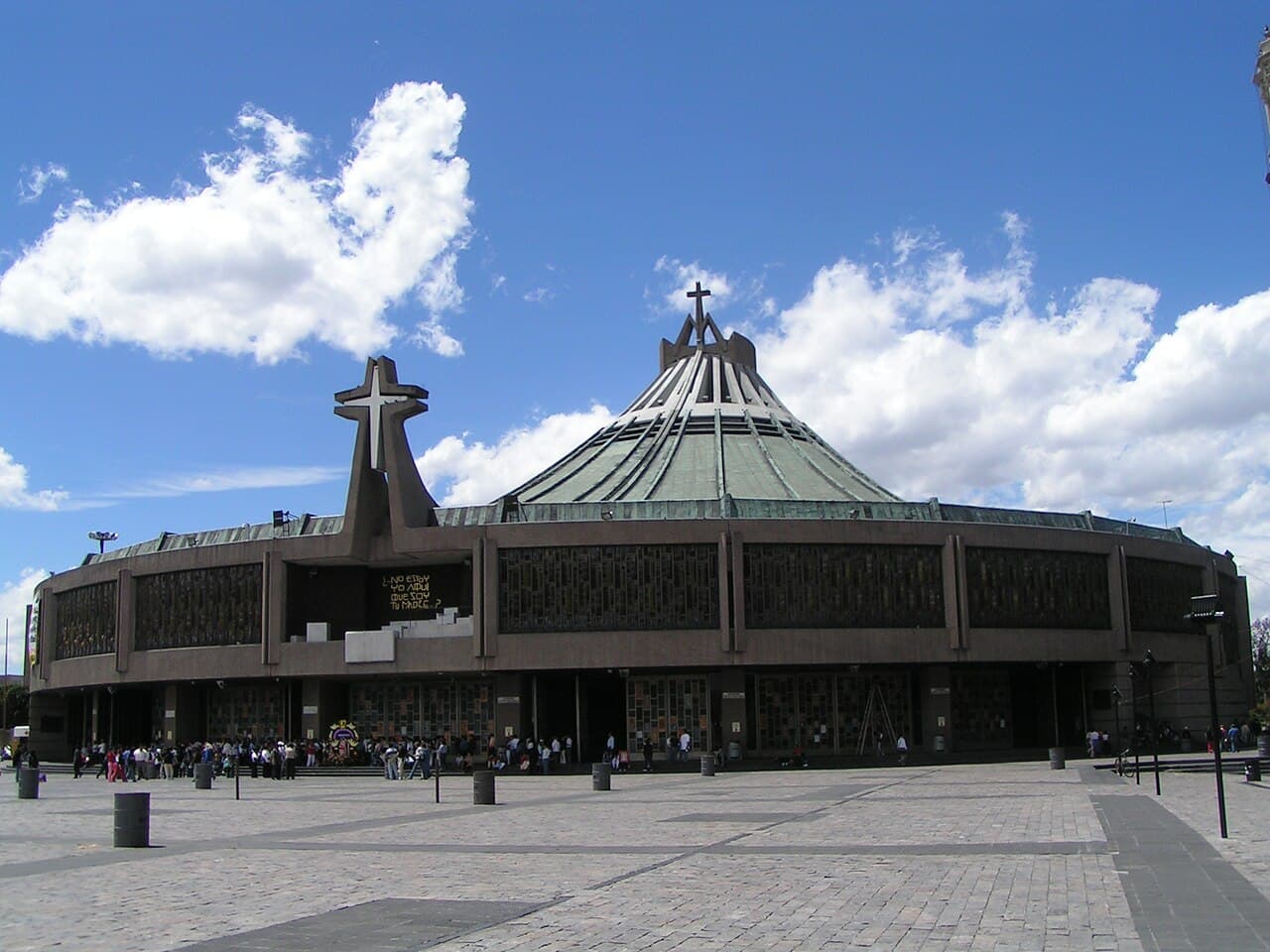 Nueva basílica de Nuestra Señora de Guadalupe de México, inaugurada en 1976