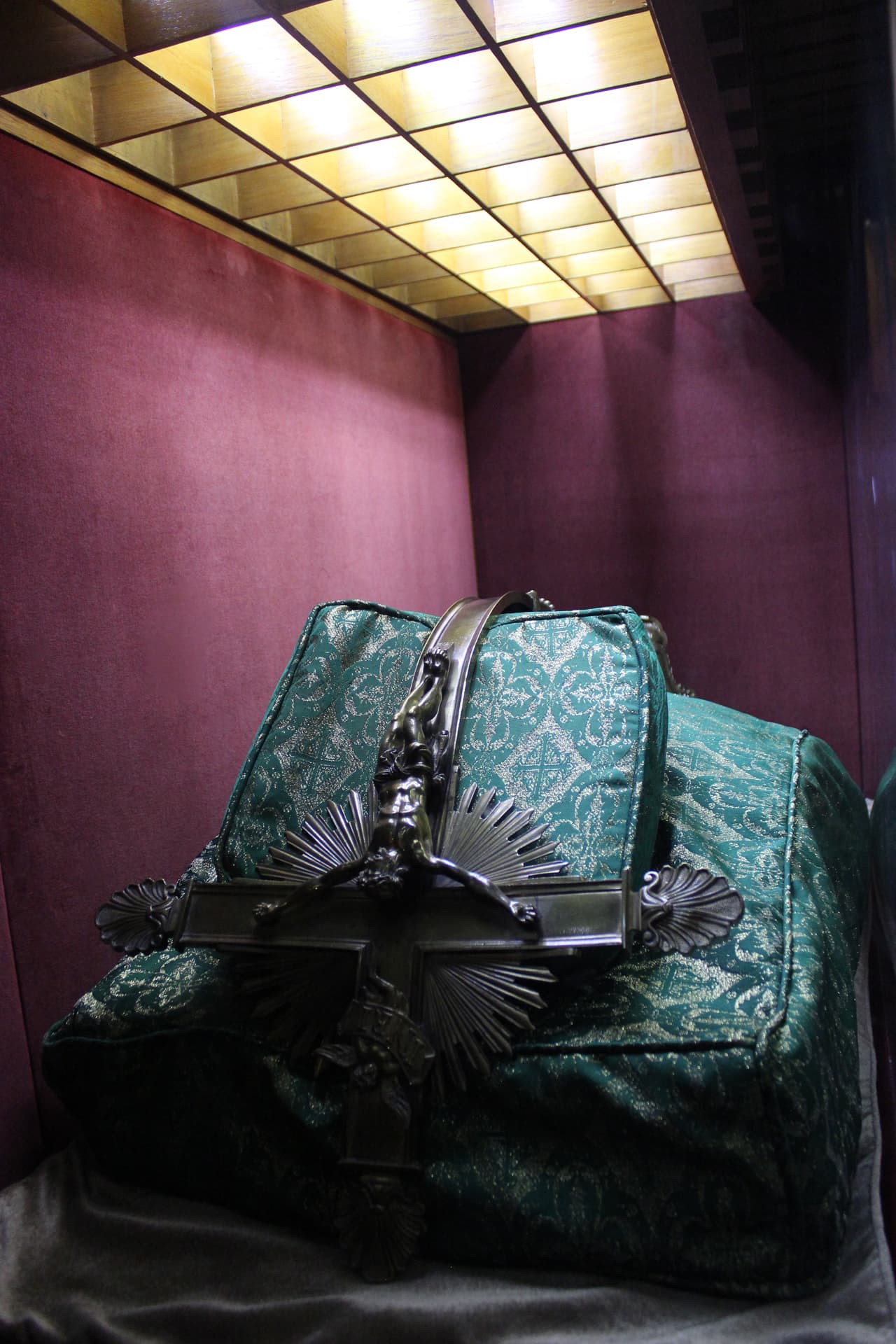 Crucifijo deformado durante el atentado de 1921, conservado en la basílica de Guadalupe