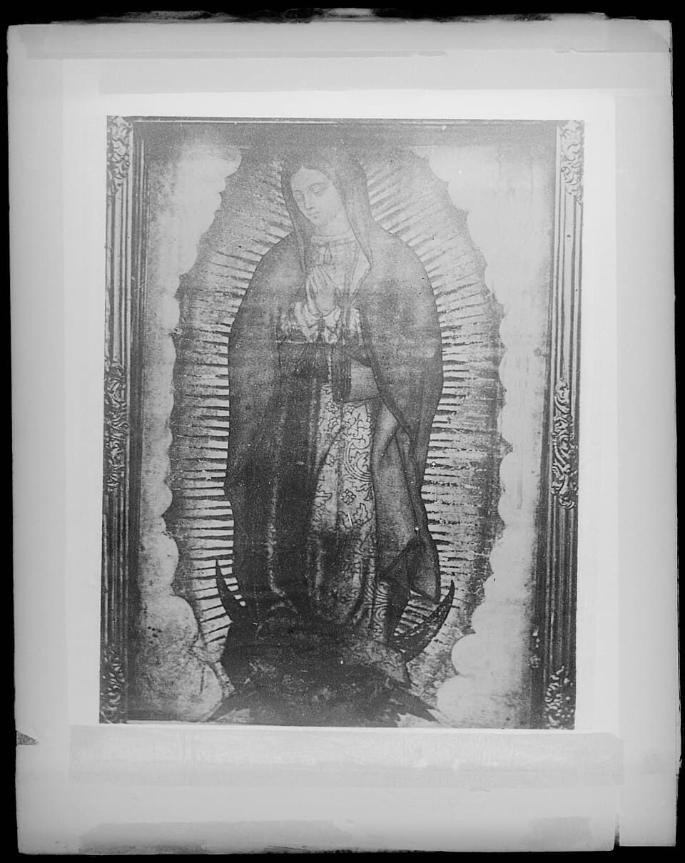Fotografía antigua de la tilma de Nuestra Señora de Guadalupe sobre el altar