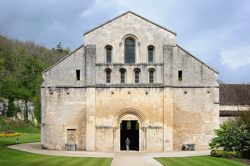 Westfassade der Abteikirche von Fontenay, einer Zisterzienserabtei in Burgund