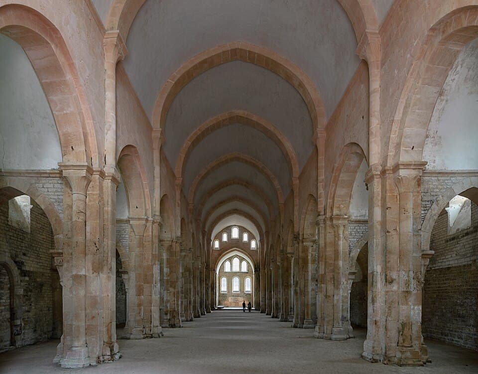 Schmuckloses Schiff der Zisterzienserabteikirche von Fontenay