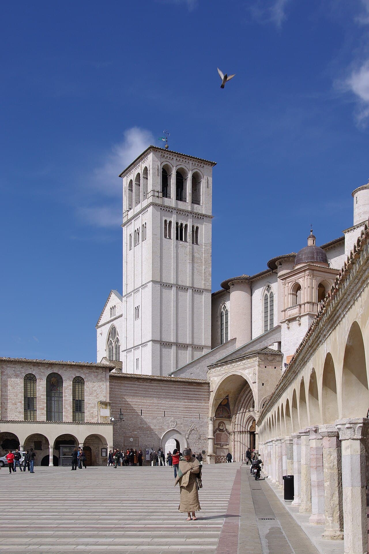 Die Basilika des heiligen Franziskus in Assisi mit dem Konvent, von oben gesehen