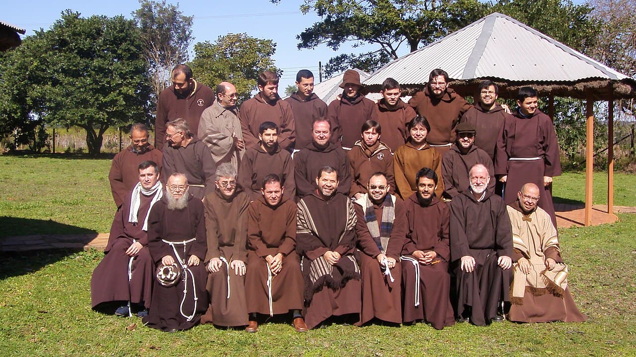 Kapuzinerbrüder in brauner Kutte mit Kapuze und Strick bei einer Zusammenkunft in Paraguay
