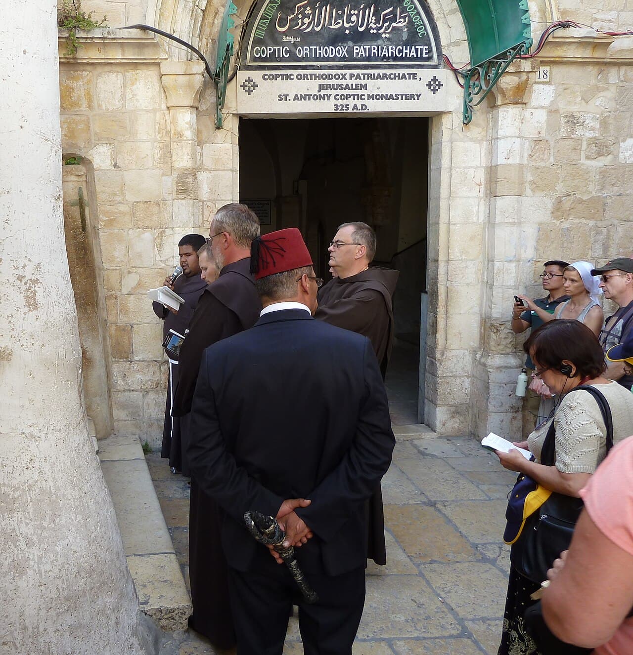 Franziskanerbrüder in Kutte bei der wöchentlichen Kreuzwegprozession auf der Via Dolorosa in Jerusalem