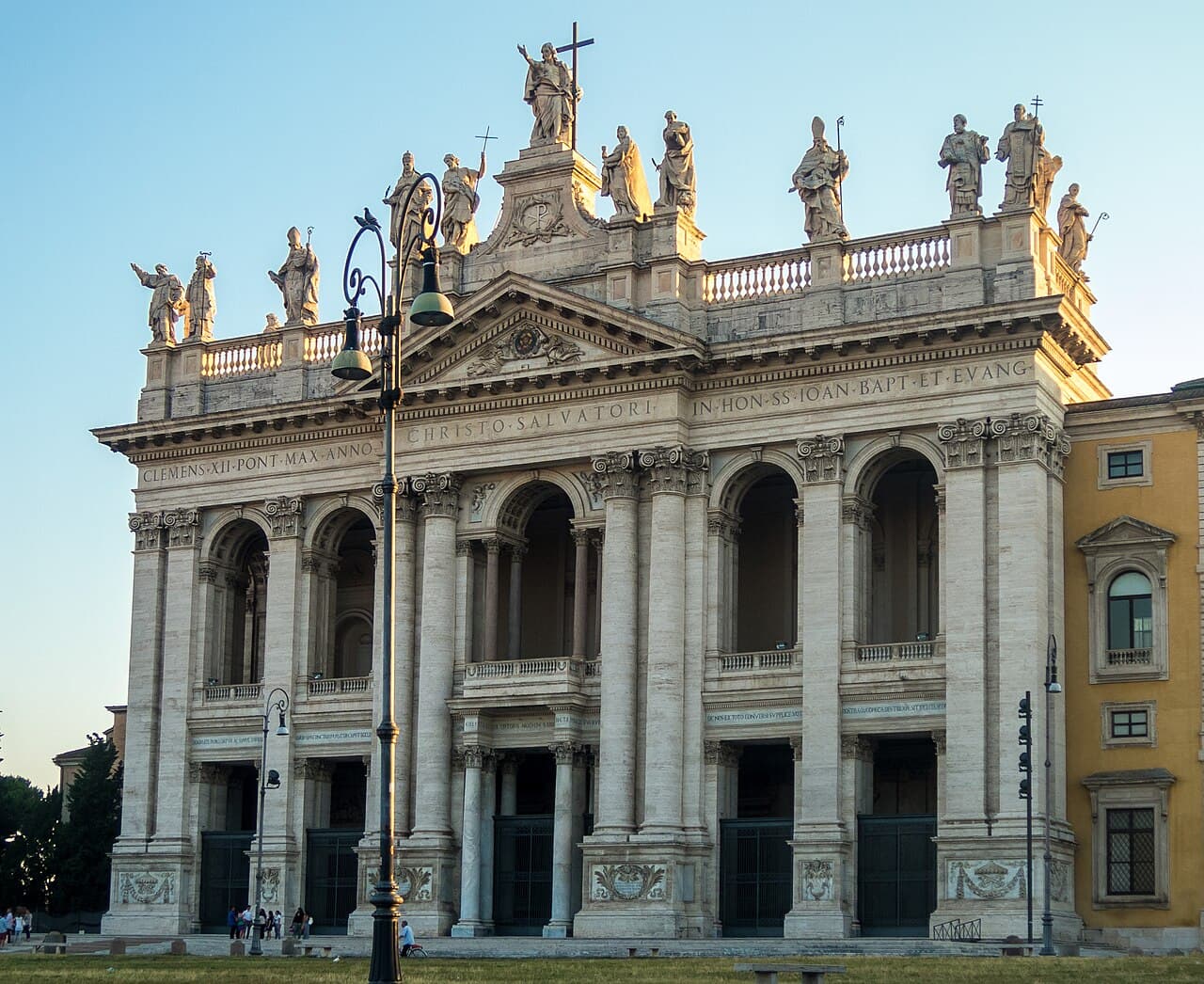 Fassade der Basilika Sankt Johannes im Lateran in Rom, Kathedrale des Papstes und überlieferter Ort des Grabes Alexanders II.