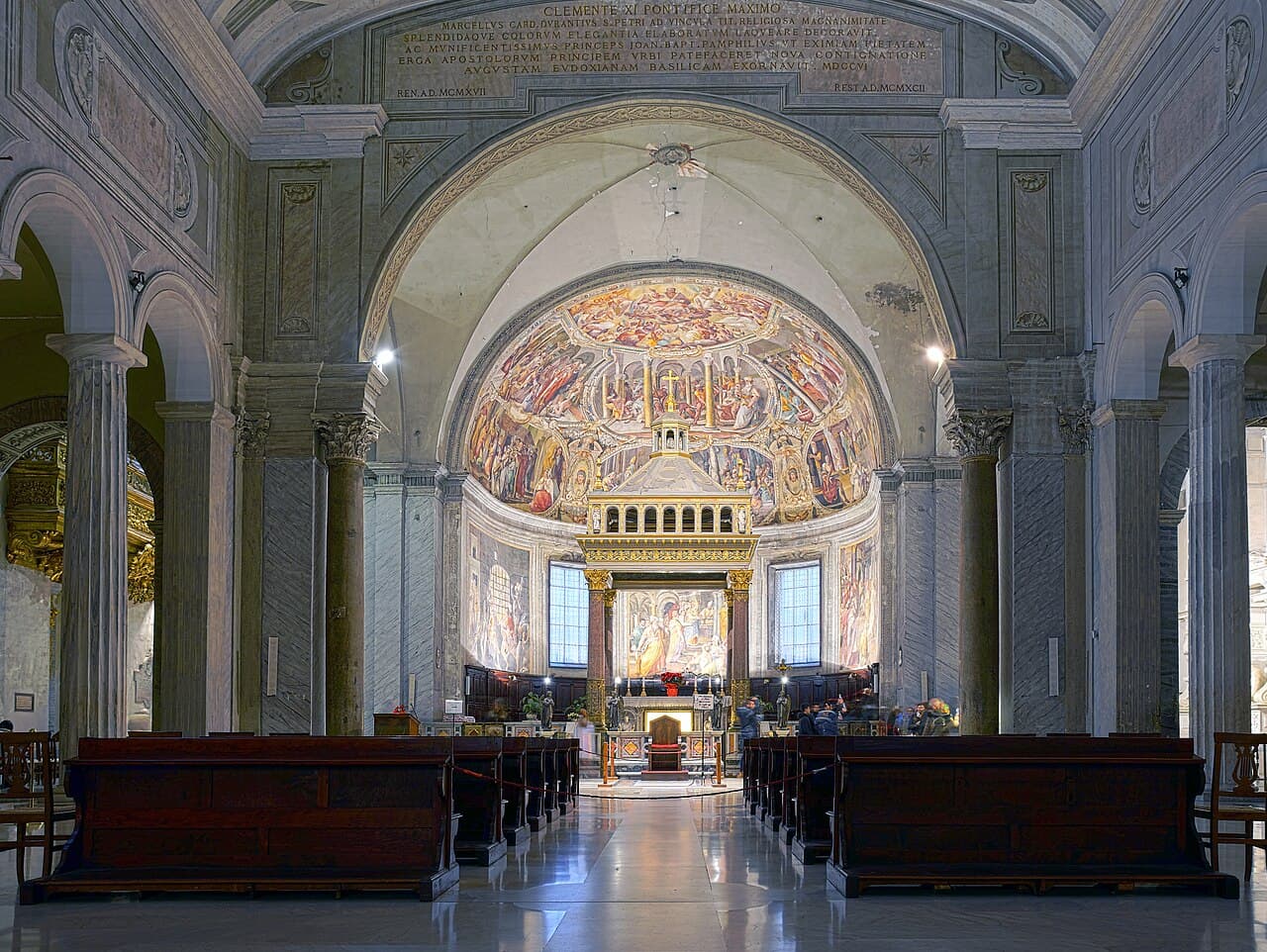 Innenraum der Basilika Sankt Peter in Ketten in Rom, Ort der Weihe Alexanders II.