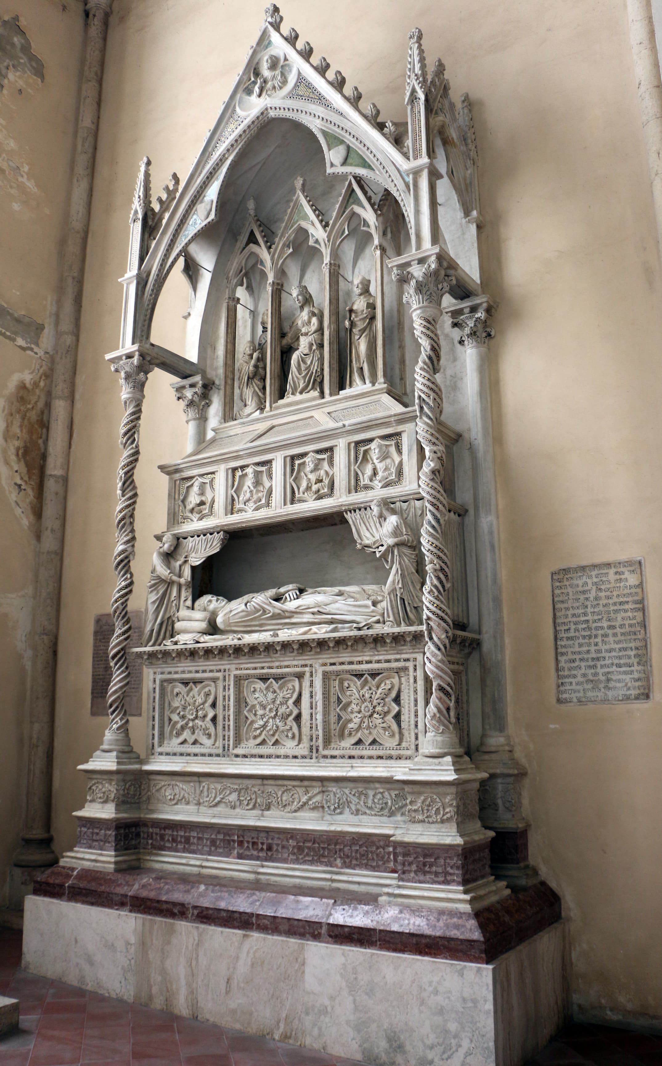 Monumento funerario del beato papa Benedicto XI en la basílica de San Domenico de Perugia