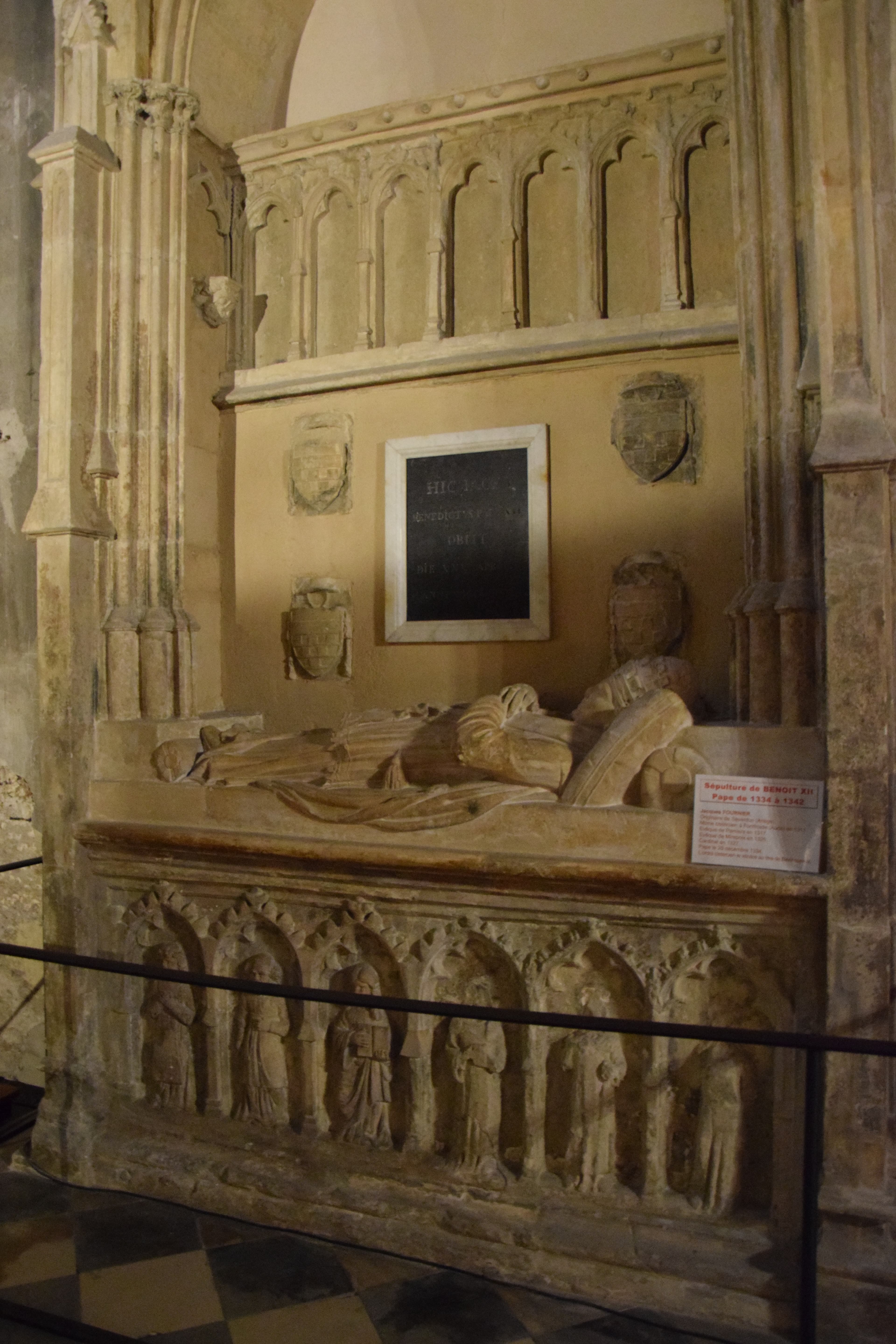 Grobowiec papieża Benedykta XII w katedrze Notre-Dame des Doms w Awinionie