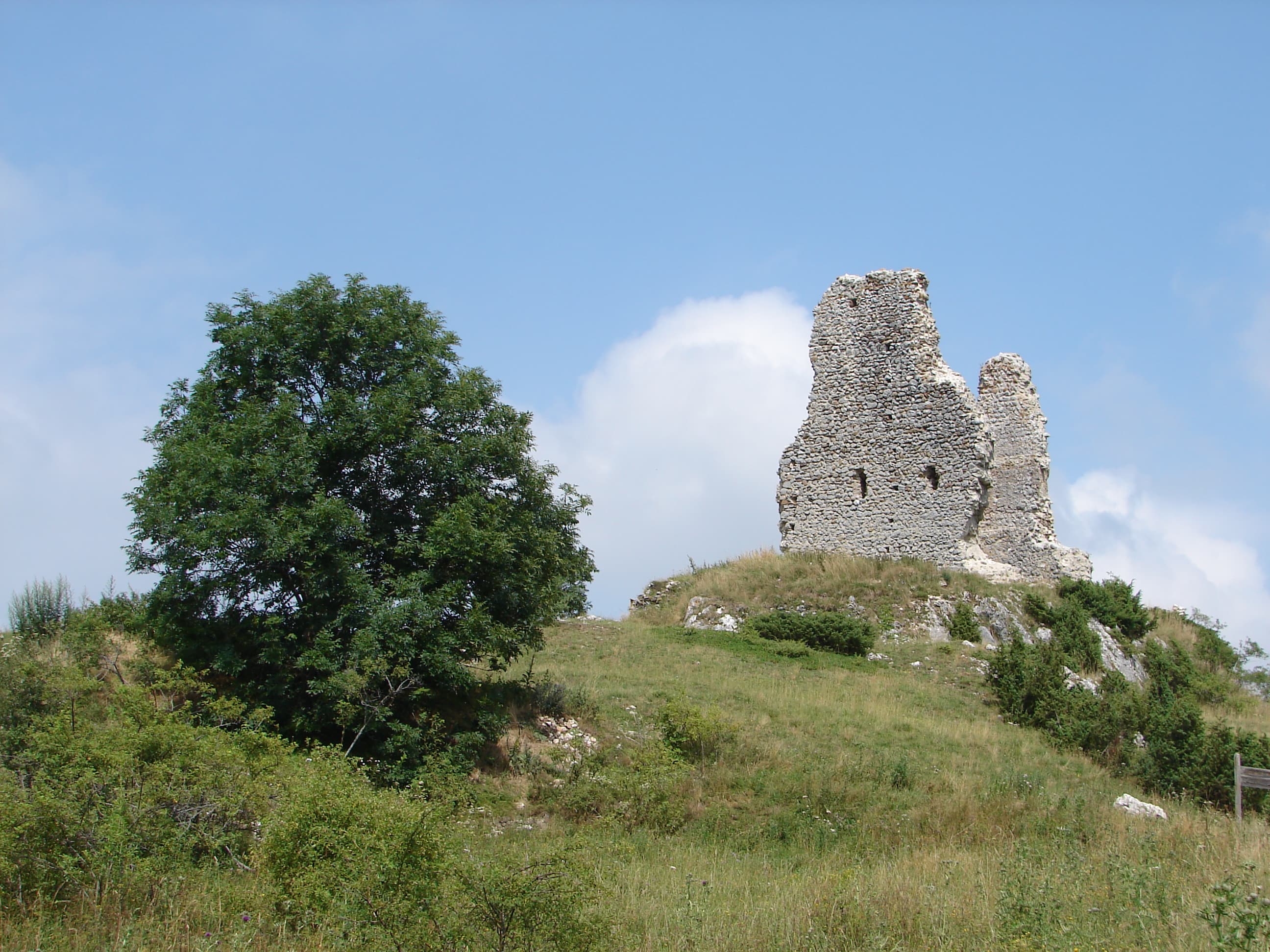 Zamek i wieś Montaillou w Ariège, ośrodek śledztwa inkwizycyjnego Jacques'a Fourniera przeciw ostatnim katarom