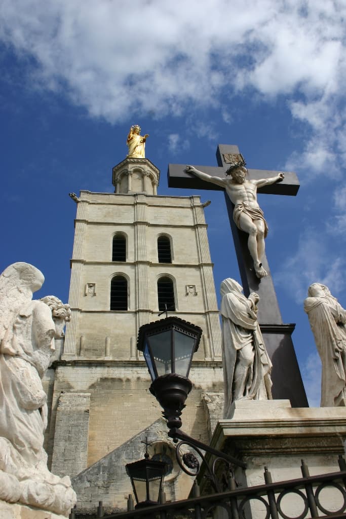 Katedra Notre-Dame des Doms w Awinionie ze złotą figurą Madonny, miejsce pochówku Benedykta XII