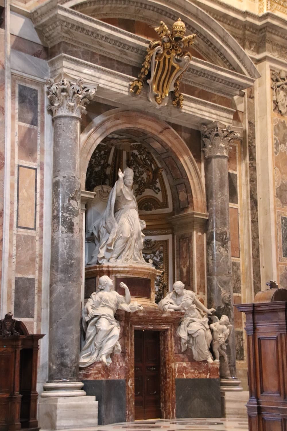 Monumento funerario del papa Benedicto XIV por Pietro Bracci en la basílica de San Pedro del Vaticano.