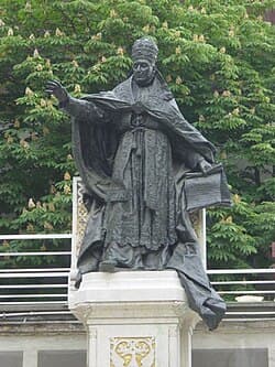 Statua di papa Benedetto XV nel cortile della cattedrale dello Spirito Santo a Istanbul