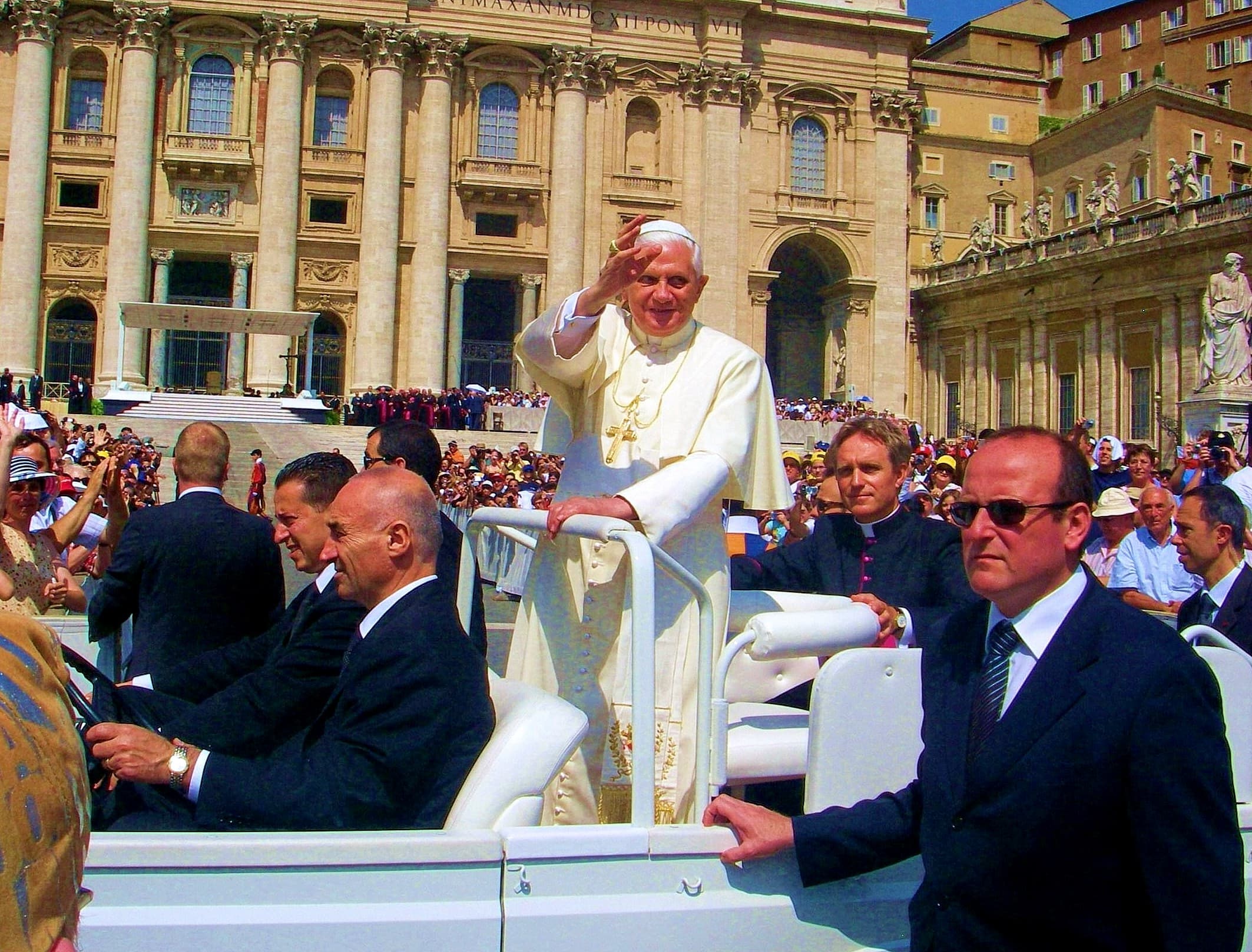 Portrait du pape Benoît XVI en habit pontifical