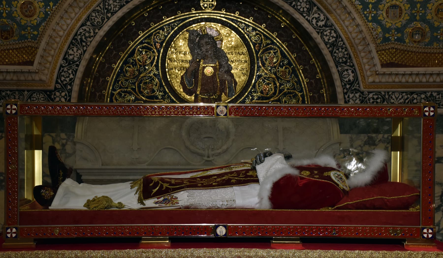 Grab des seligen Pius IX. in der Basilika Sankt Laurentius vor den Mauern in Rom.