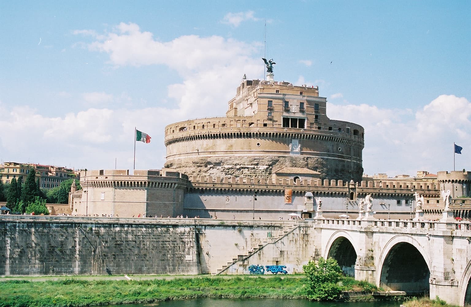 Roma'da Castel Sant'Angelo: IX. Bonifatius'un Roma'yı yeniden ele geçirmesinden sonra yeniden inşa edilip güçlendirilen pontifik kale