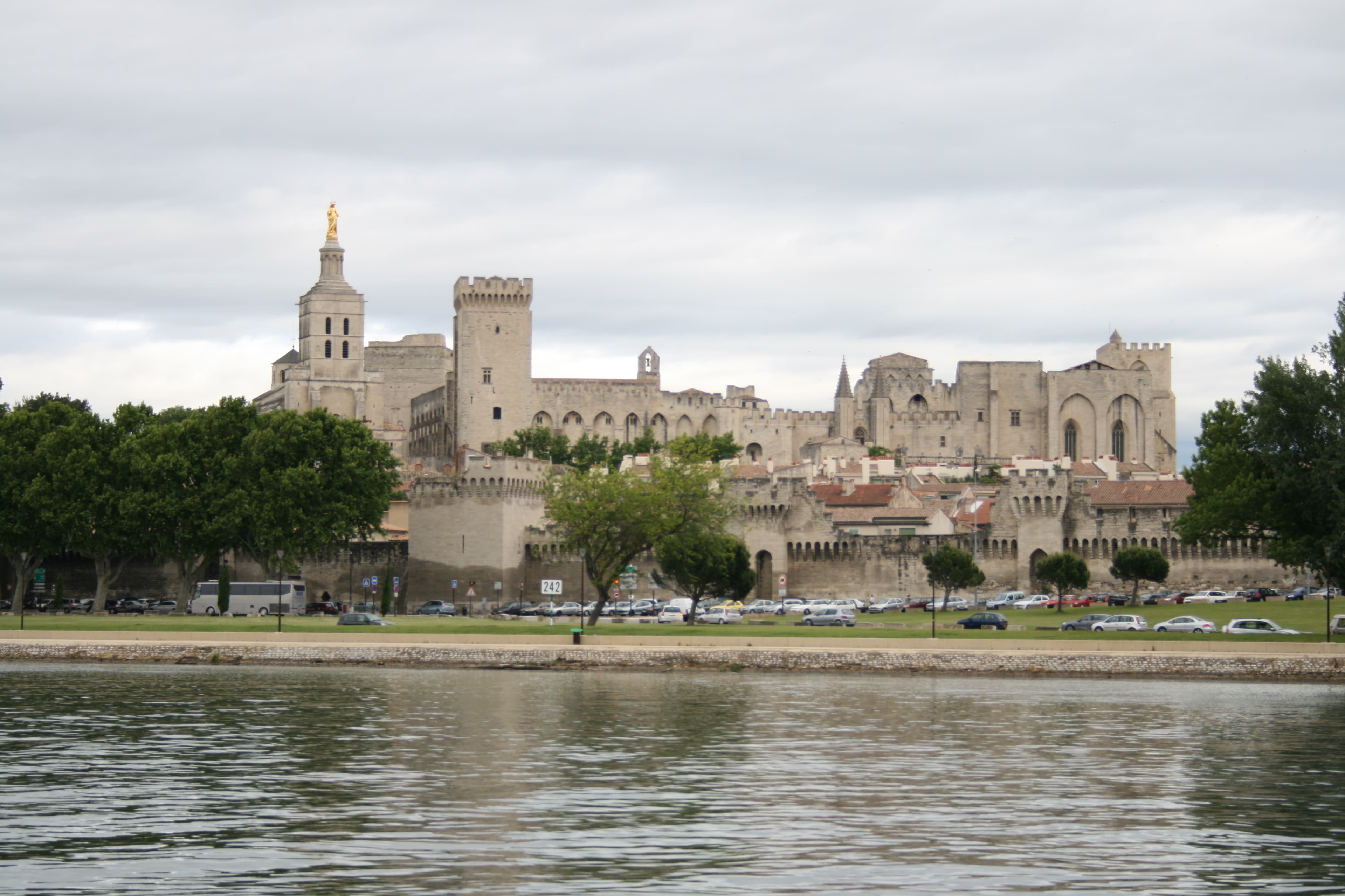 Il Palazzo dei Papi di Avignone visto dal Rodano