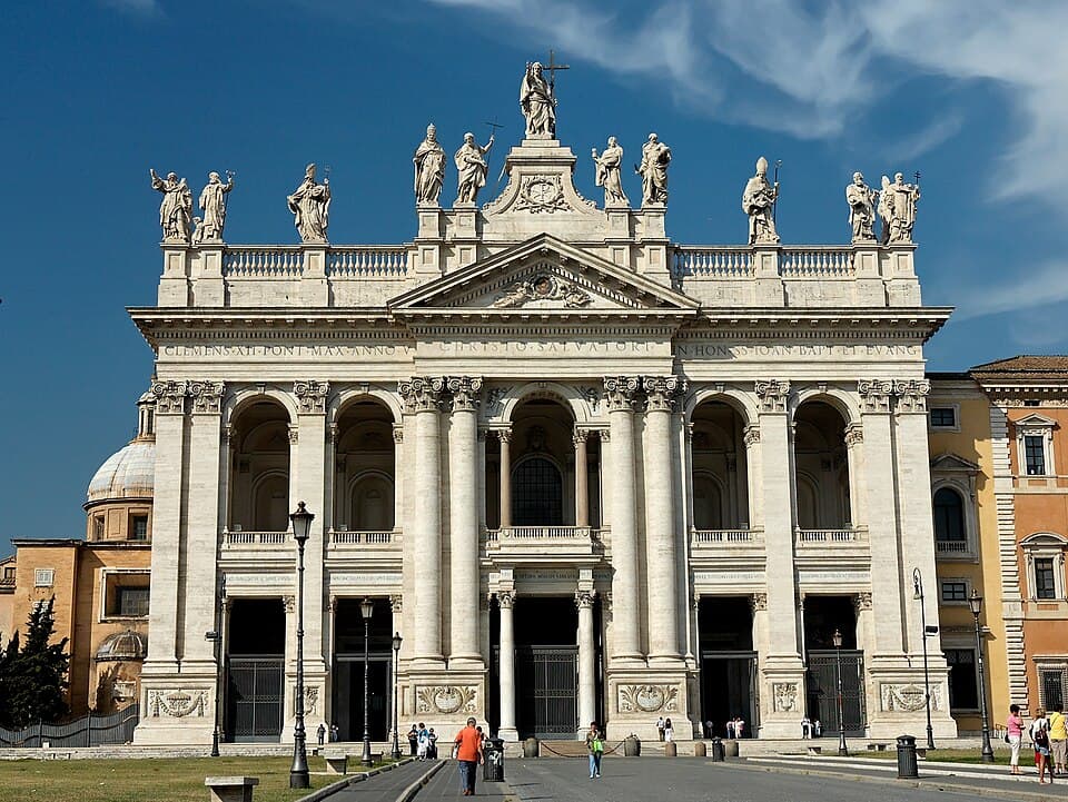 La façade orientale de la basilique Saint-Jean-de-Latran, œuvre d'Alessandro Galilei achevée en 1735 sous Clément XII