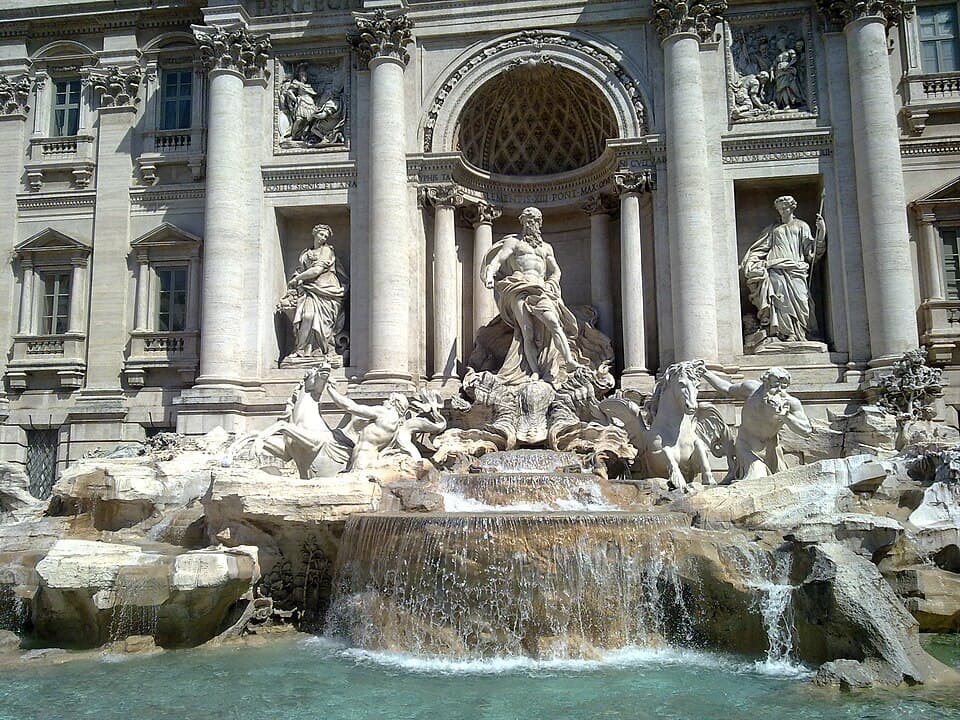 La fontaine de Trevi à Rome, dont les travaux furent lancés par Clément XII en 1732 d'après les plans de Nicola Salvi