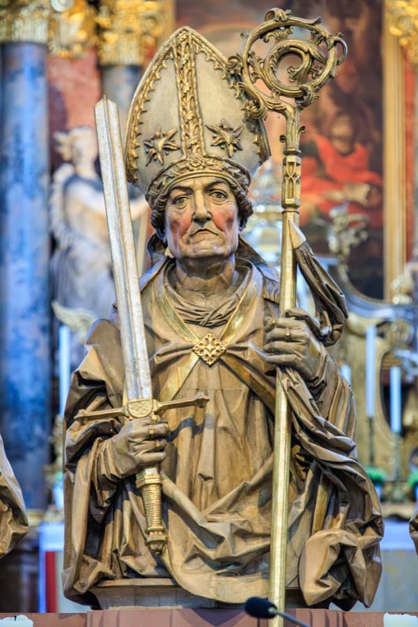 Estatua de madera de san Kilian en la colegiata Neumünster de Würzburg