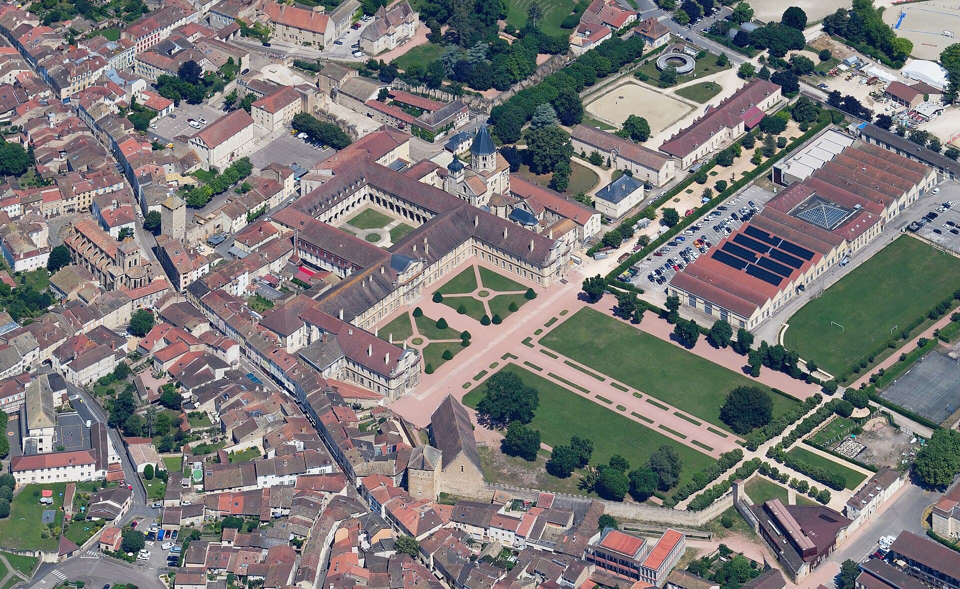 Vista aérea da abadia de Cluny na Borgonha a partir do sueste