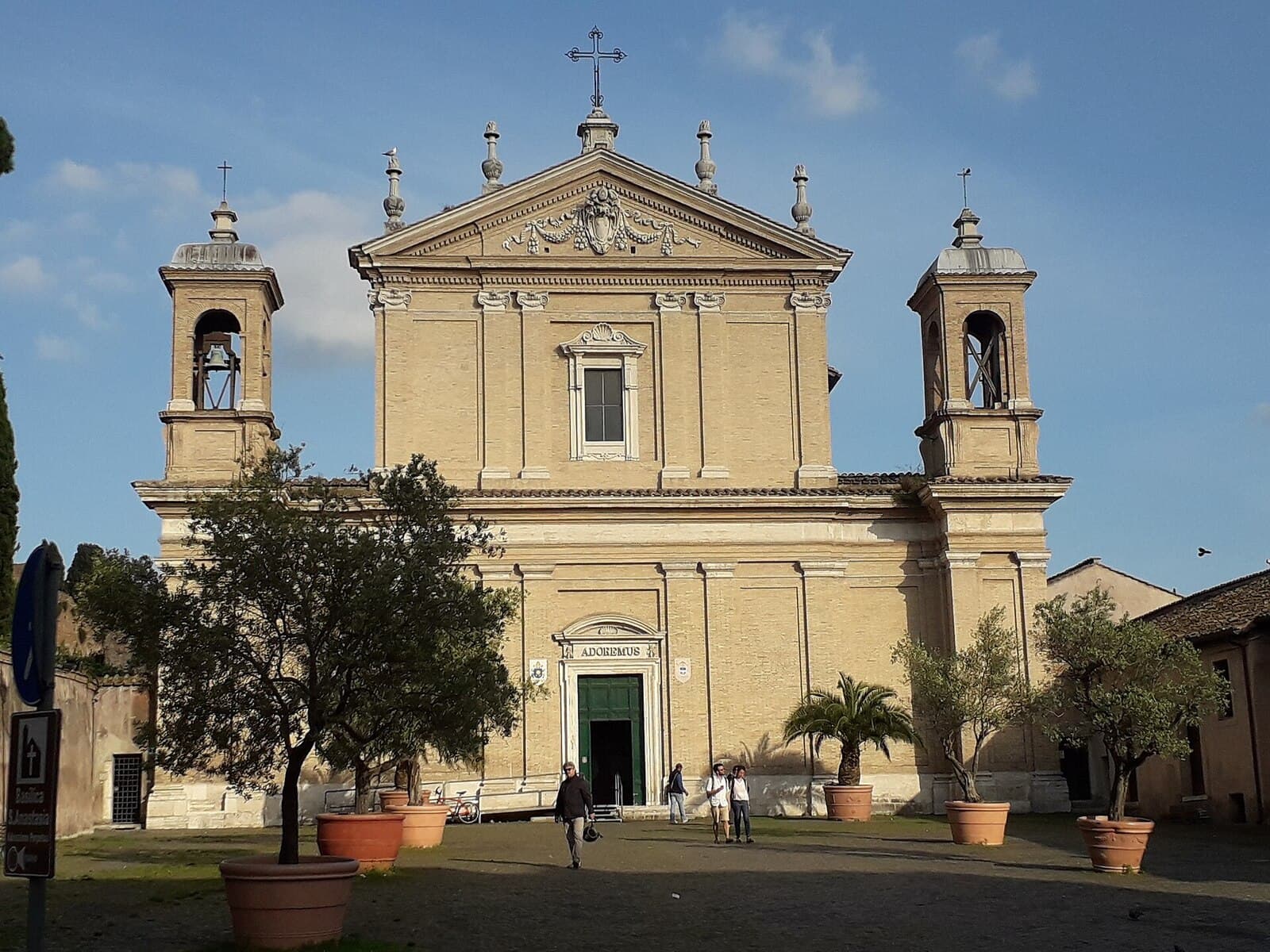 Exterior da basílica de Santa Anastácia no Palatino em Roma