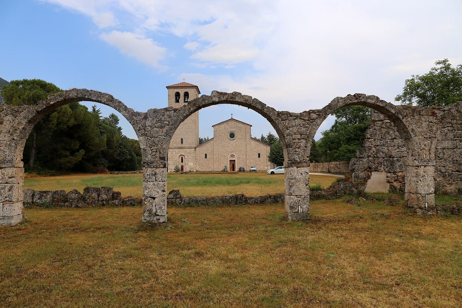 Exterior da abadia de São Vicente do Volturno em Molise