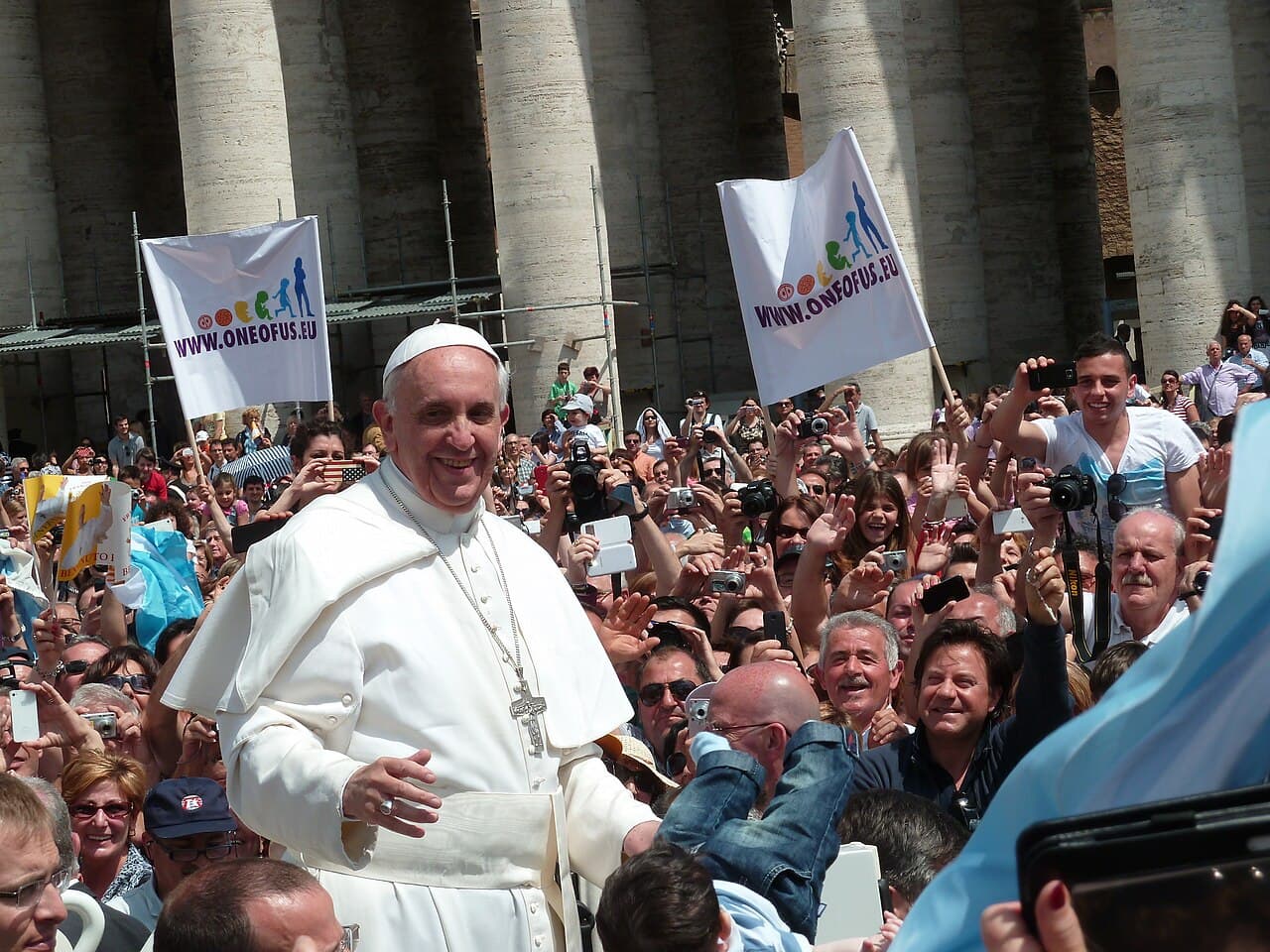 Papst Franziskus inmitten der Menge auf dem Petersplatz im Mai 2013